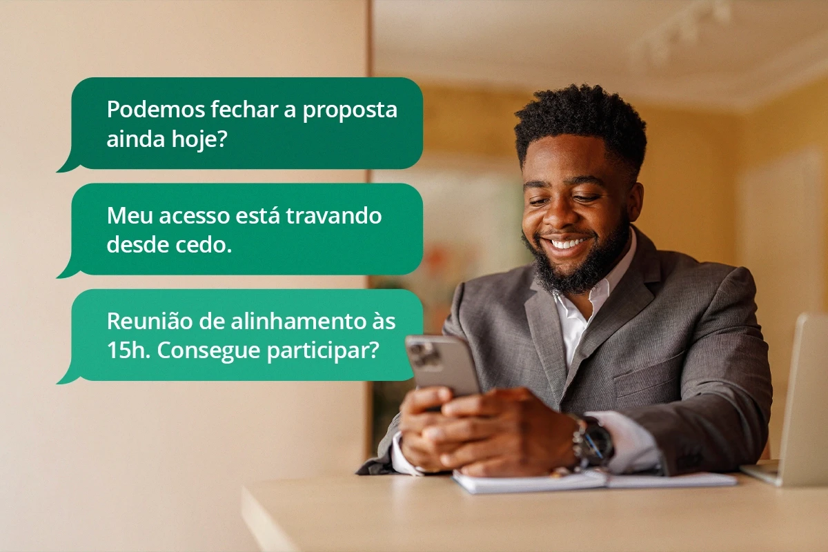 Gestor utilizando WhatsApp para negociação, suporte e alinhamento interno