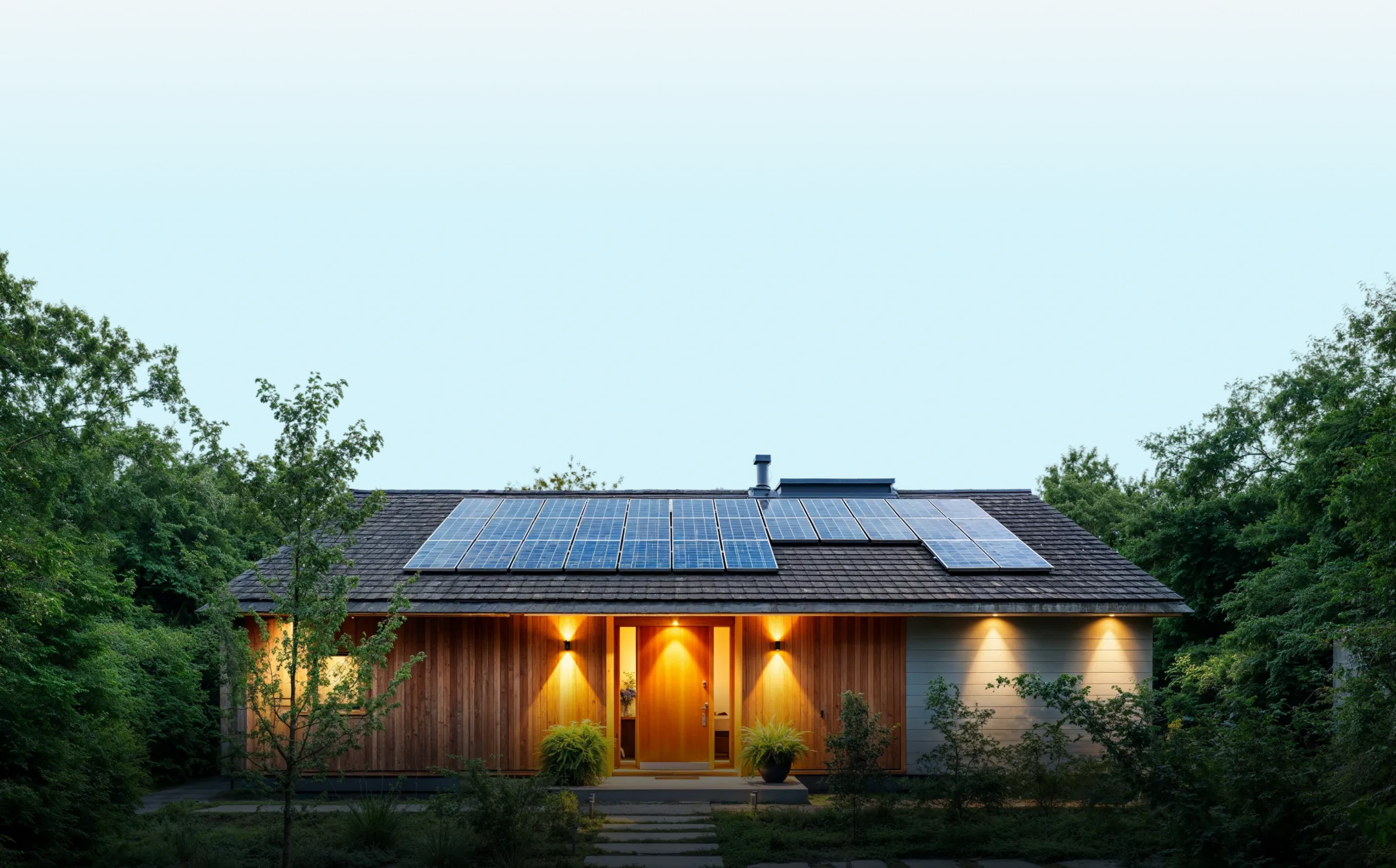 Maison équipée de panneaux solaires en fin de journée