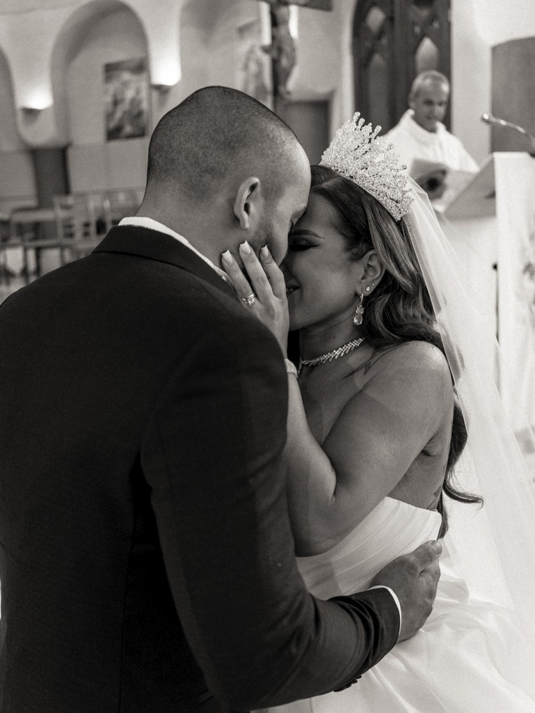 Album photo de luxe — French wedding photographer Paris — luxury wedding book France — Maison Elion — relique photographique rare — fragment intemporel — rituel artistique — photographe mariage haut de gamme — Seine-et-Marne 77 — album mariage bespoke sur mesure — timeless photography France — image symbolique — luxury French wedding photography