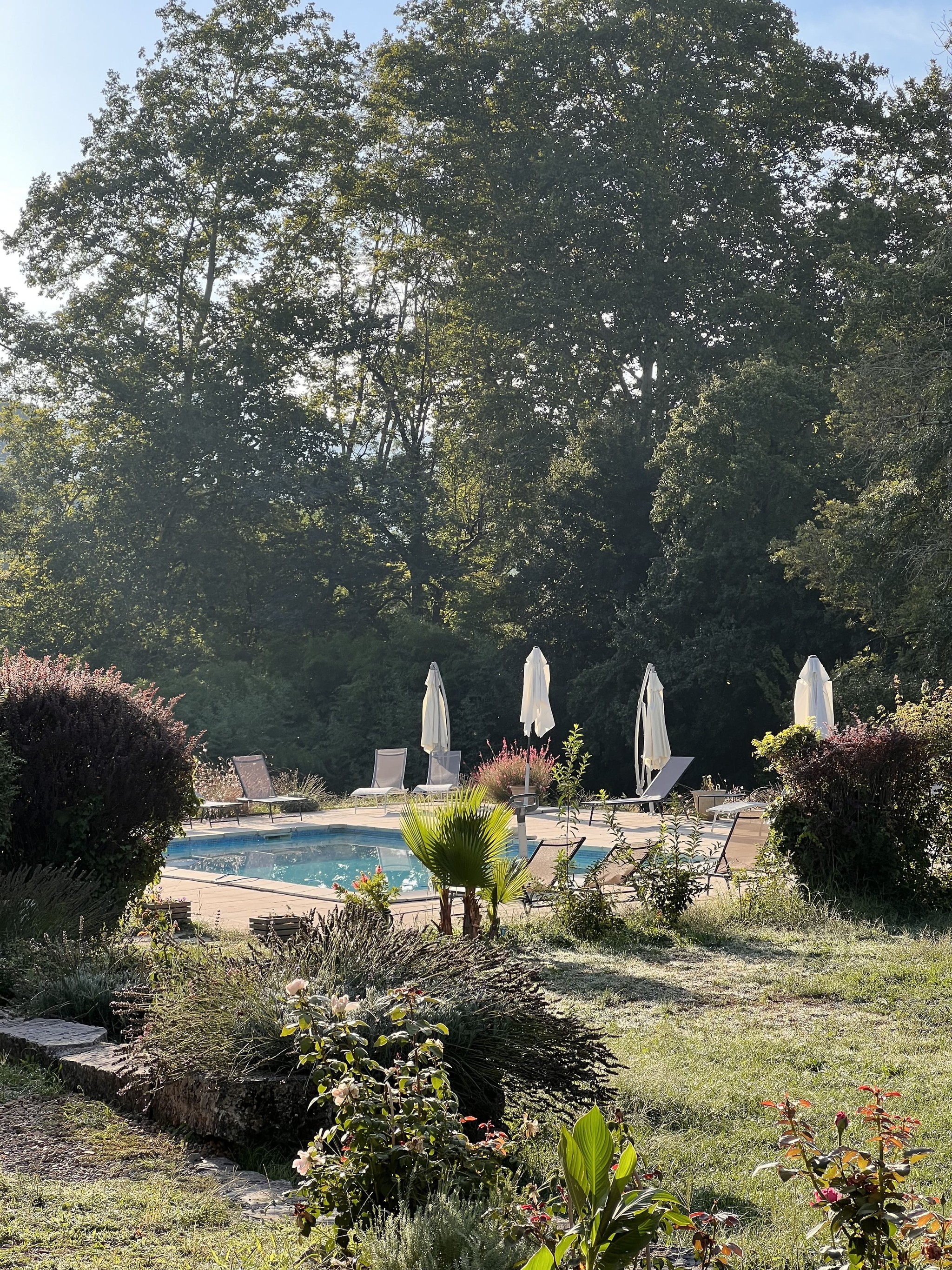 vue latérale sur une tour de l'hôtel restaurant château du rey