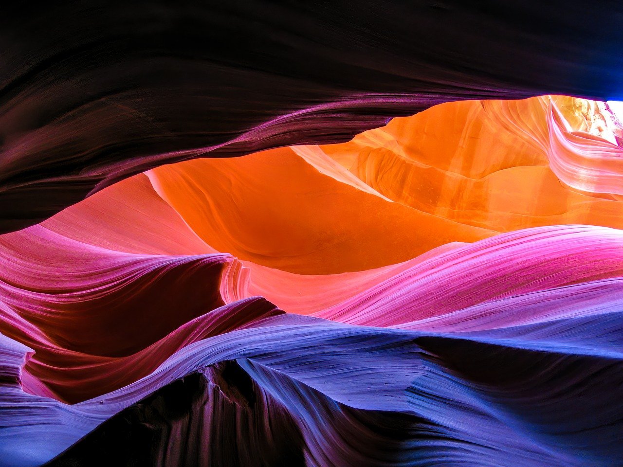 interactive booth technology, experiential marketing exhibits, retail display design services