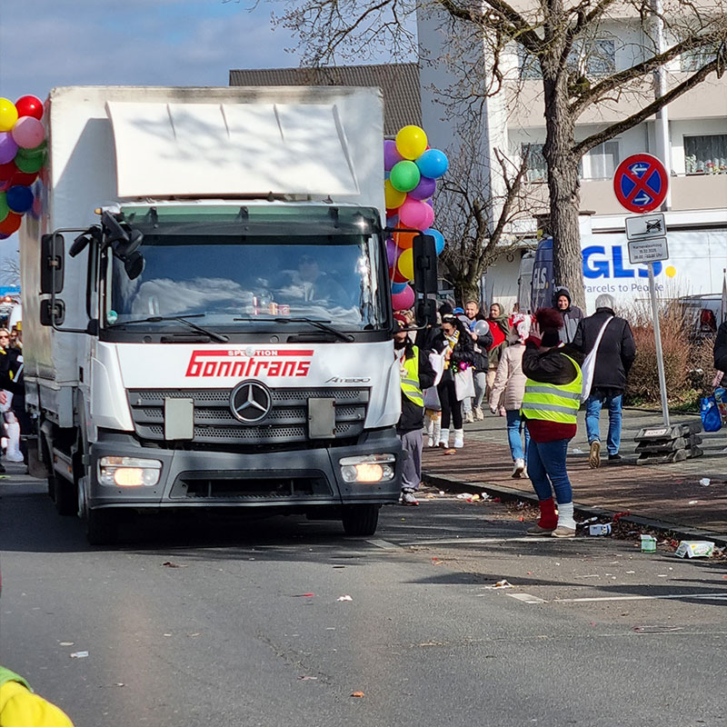 Bonntrans LKW beim Rosenmontagszug in Bonn