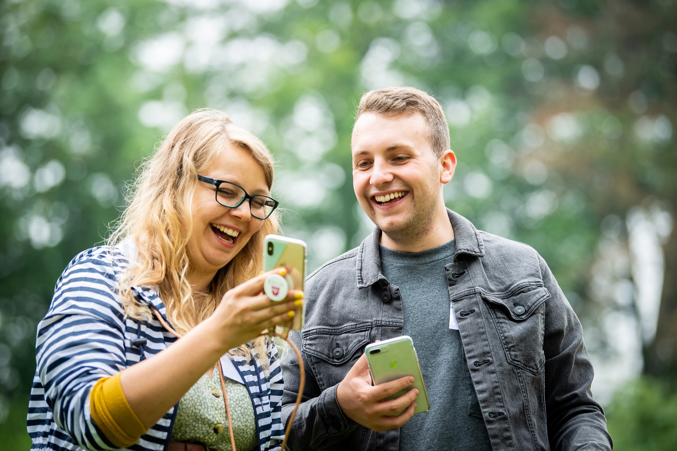 Großer Kreativ-Workshop mit Teilnehmerinnen an langen Tischen in einem lichtdurchfluteten Glashaus.