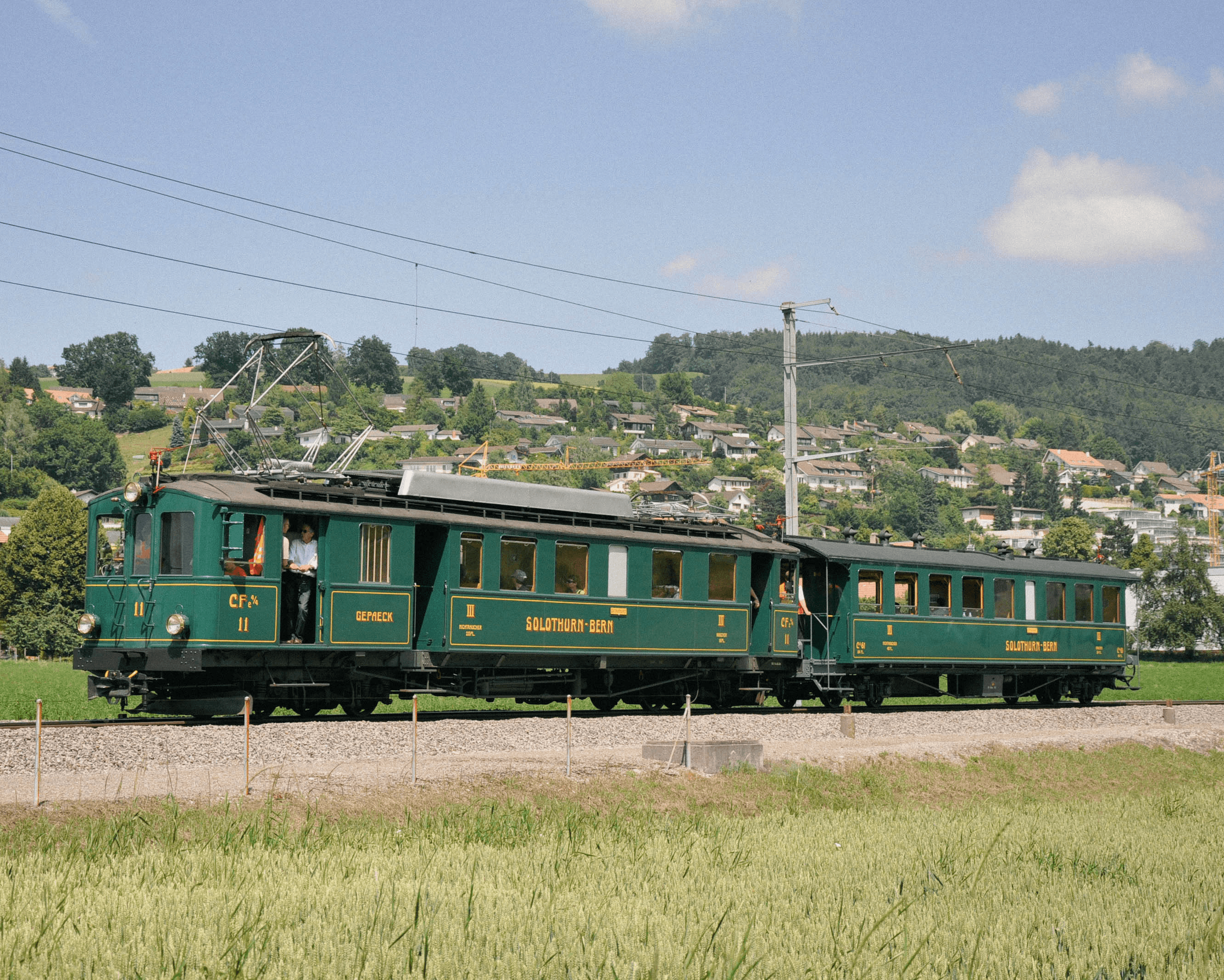 Das historisch grüne Fahrzeug hoschtet Schnägg auf dem Streckennetz vom RBS.