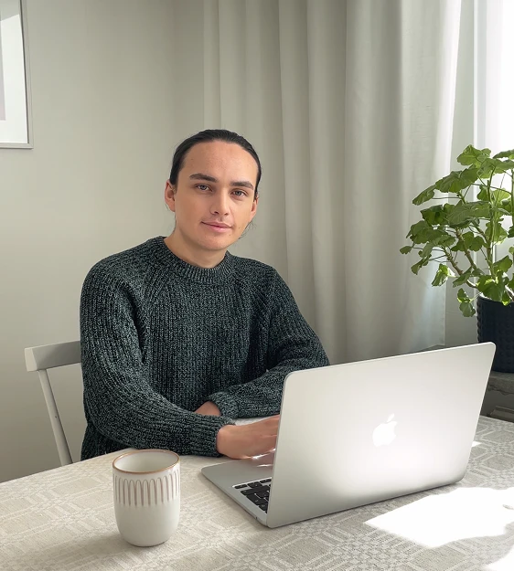 Vira Studio Gamleby s grundare Felix Clausen arbetar med ett nytt kund projekt