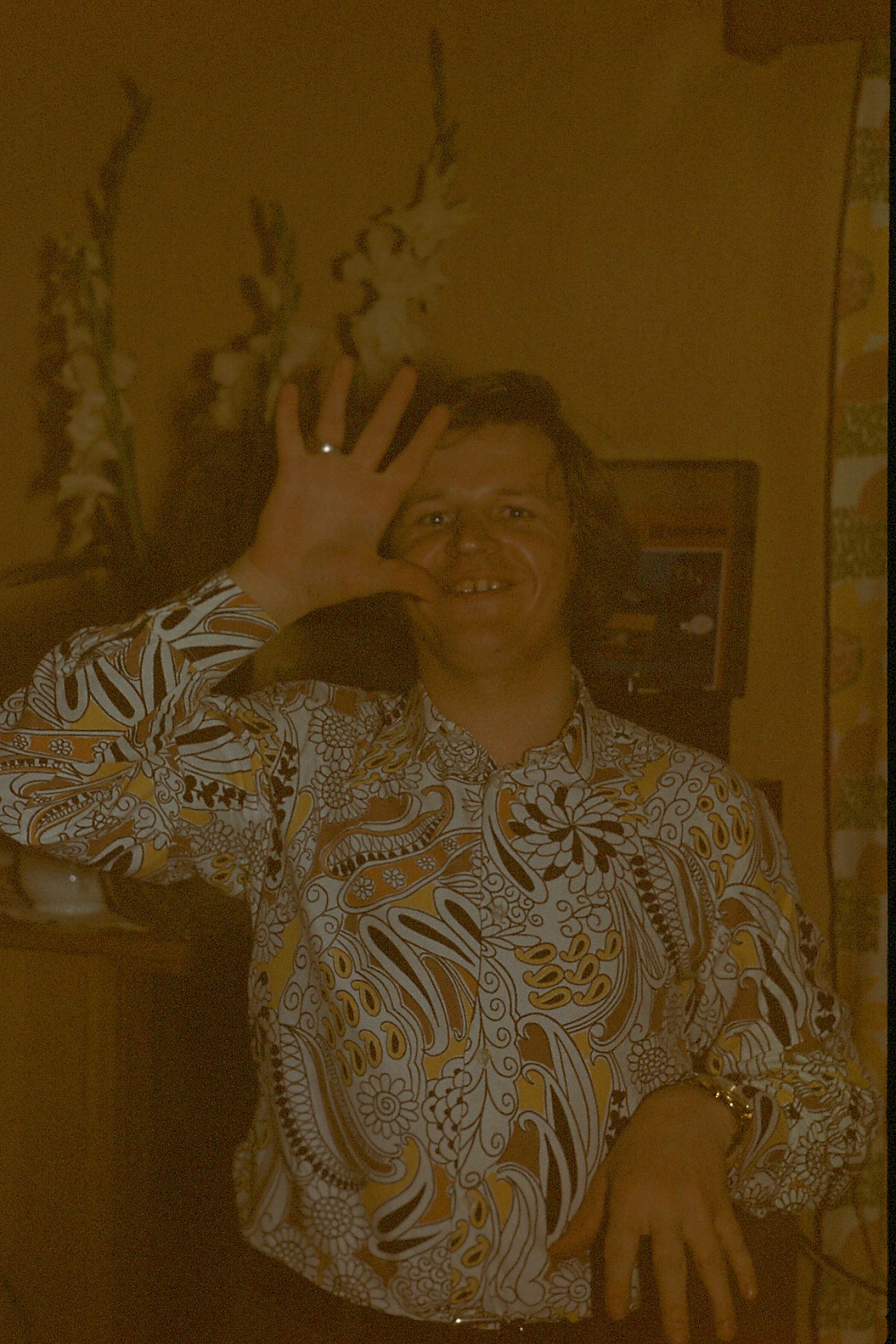 Inimene naeratab ja lehvitab käega