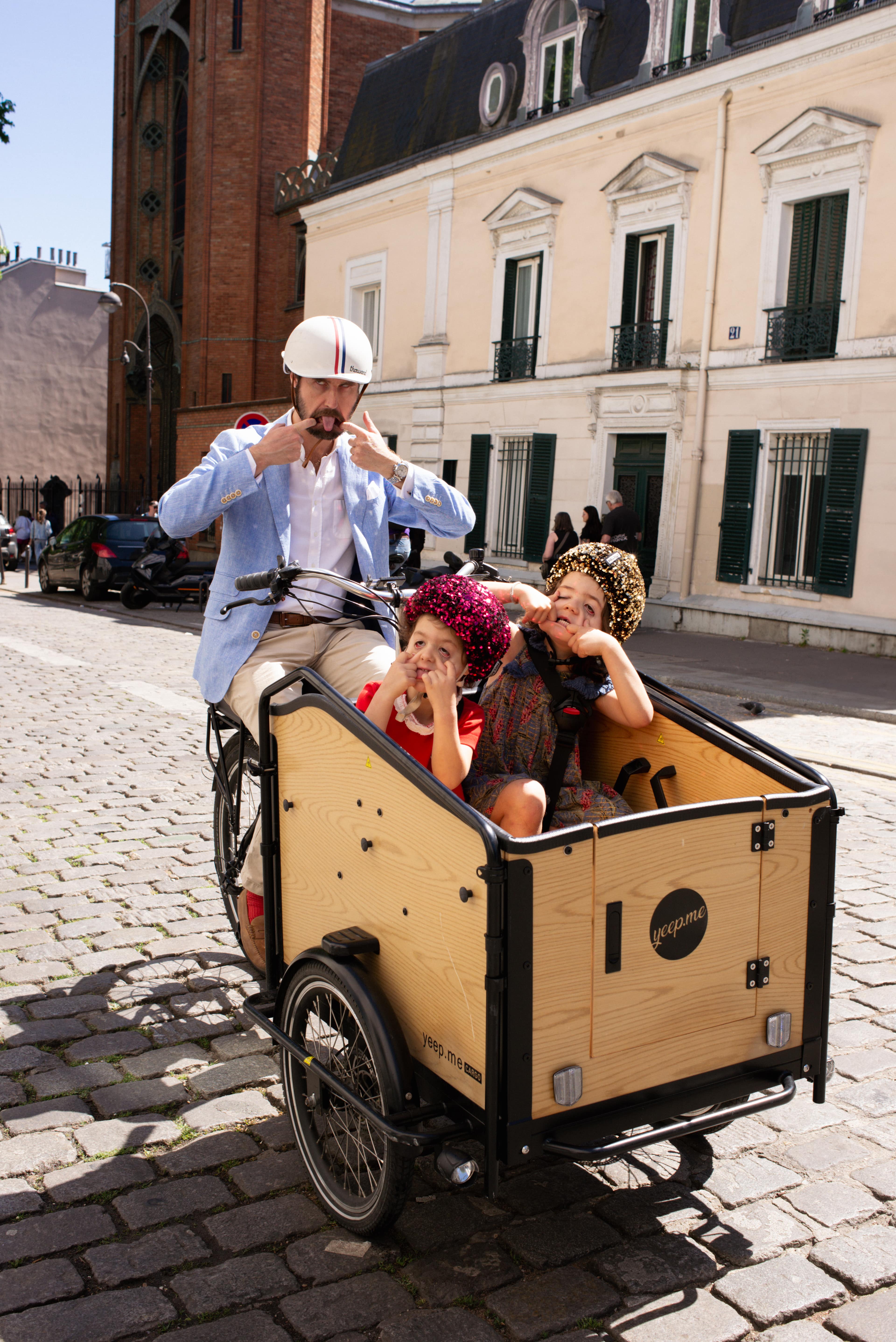 Moments grimaces et rigolades entre un papa et sa famille au retour de l’ecole à paris