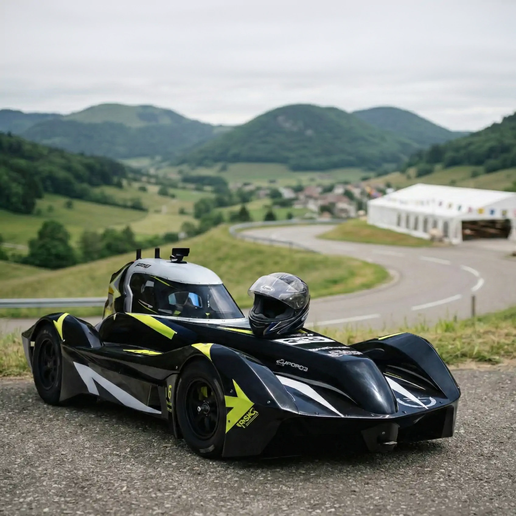 Bolide de speed down prêt au départ avec vue sur le village de St-Cergue et la vallée du Jura, Coupe d'Europe 2026