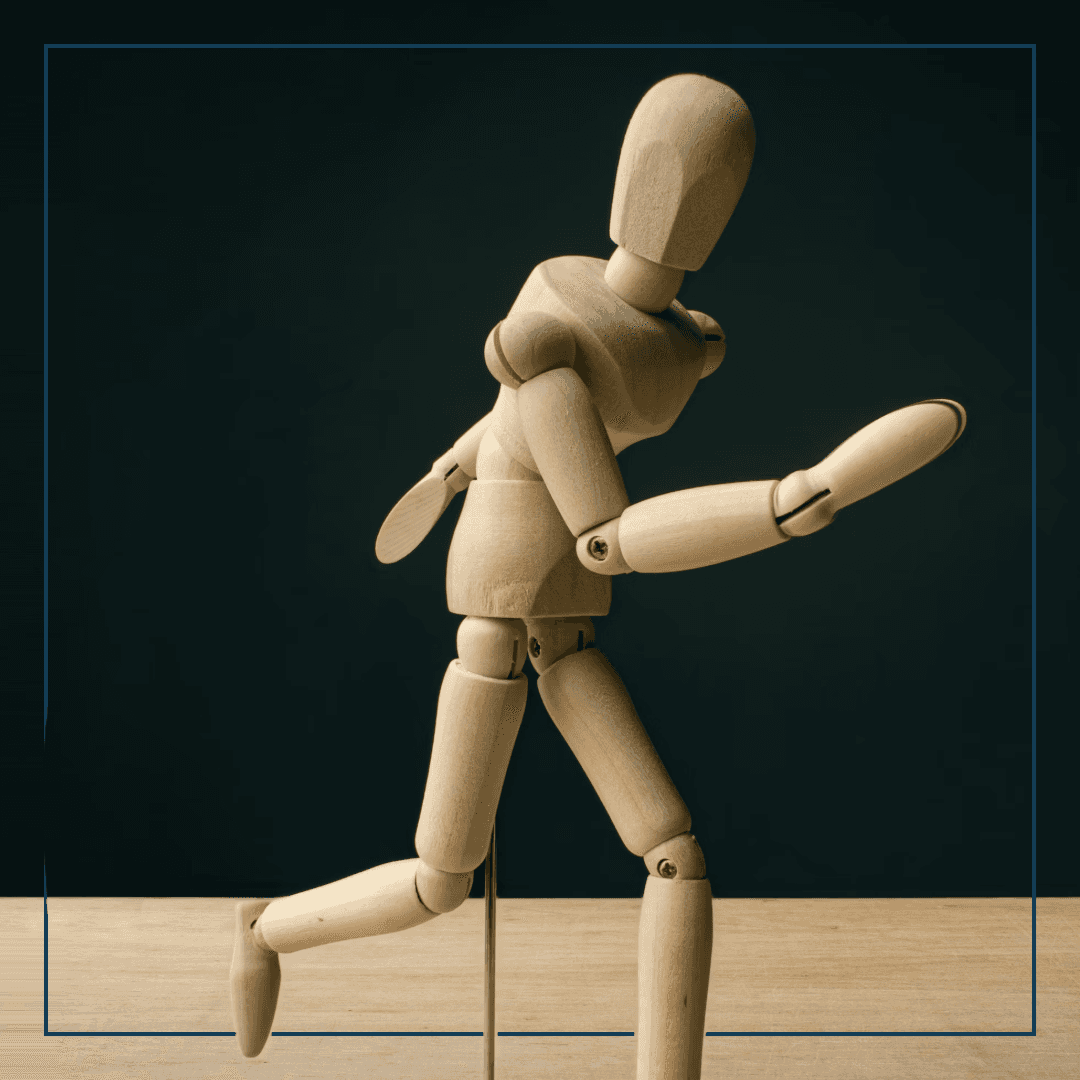 Hand mit Handy und Kompassapp, ein Schiff im Hintegrund