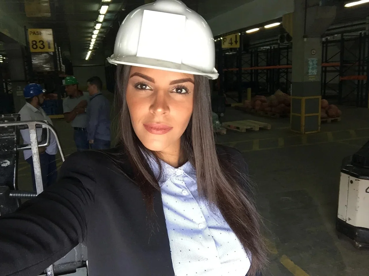 Keysi Saiyago wearing a mechanical engineer outfit, showcasing her professional and confident style in engineering.