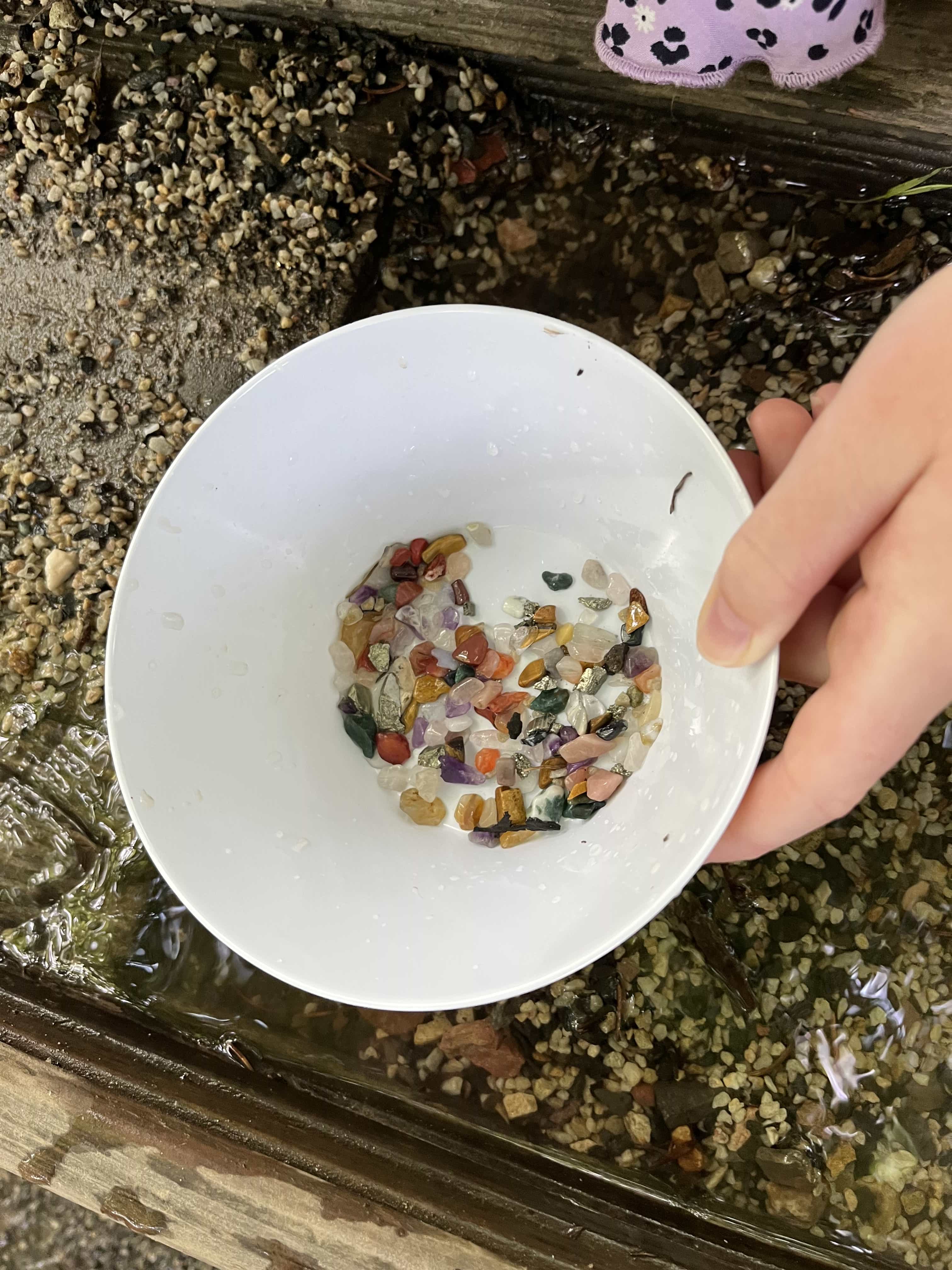 weiße Schüssel mit Katzengold und Edelsteine