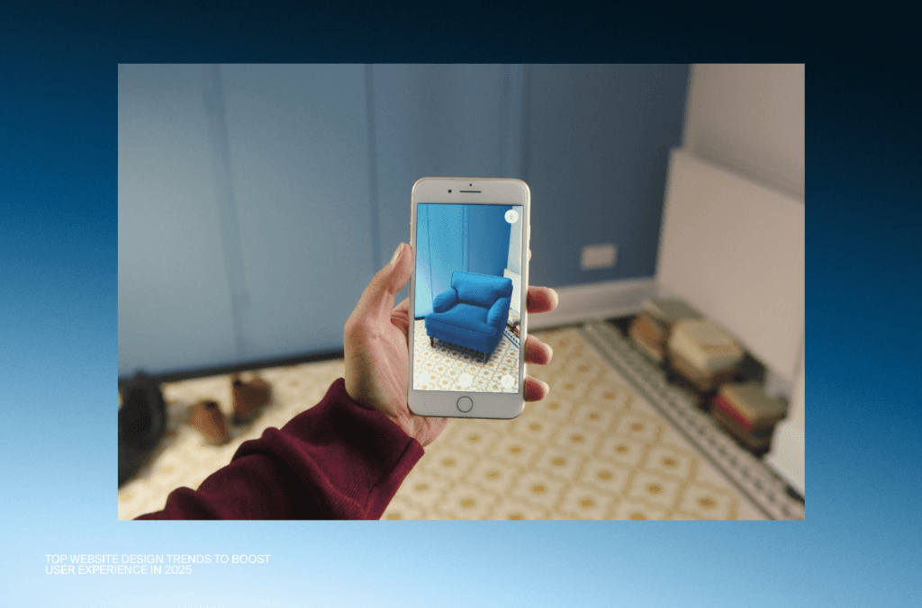 Smartphone platziert per Augmented Reality einen blauen Sessel im Raum, ein Trend im immersiven Webdesign