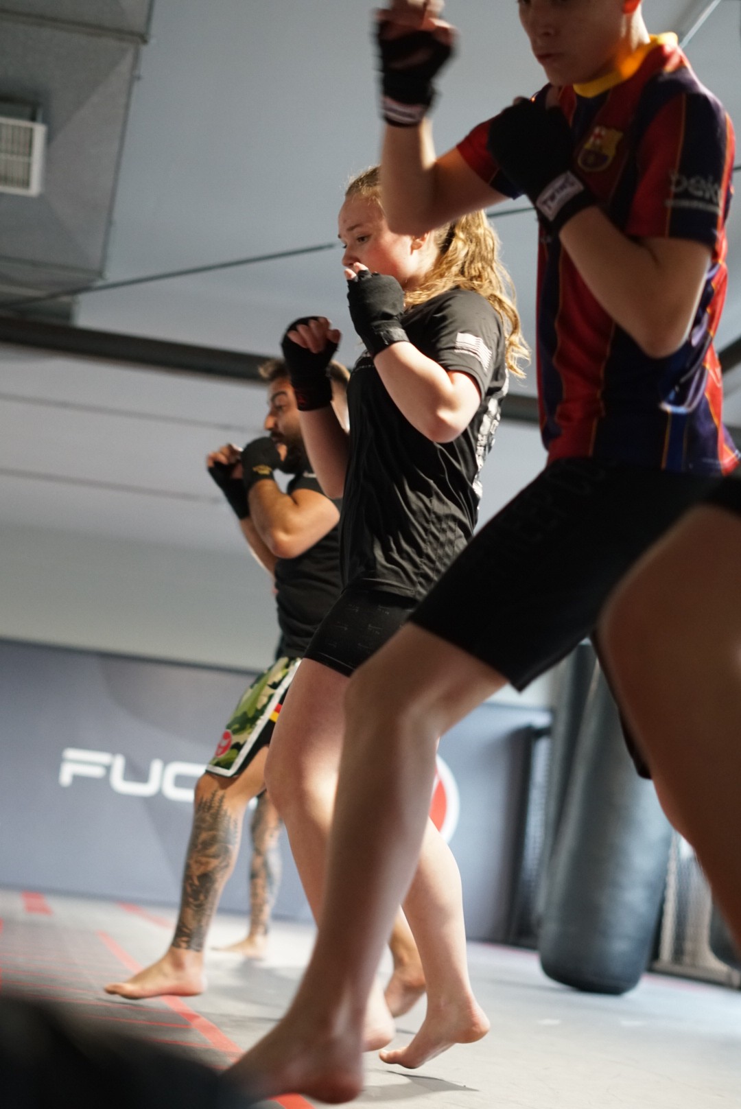Kinder üben Tritttechniken im Thaiboxen für Kinder Training bei Fuchs Kampfsport.