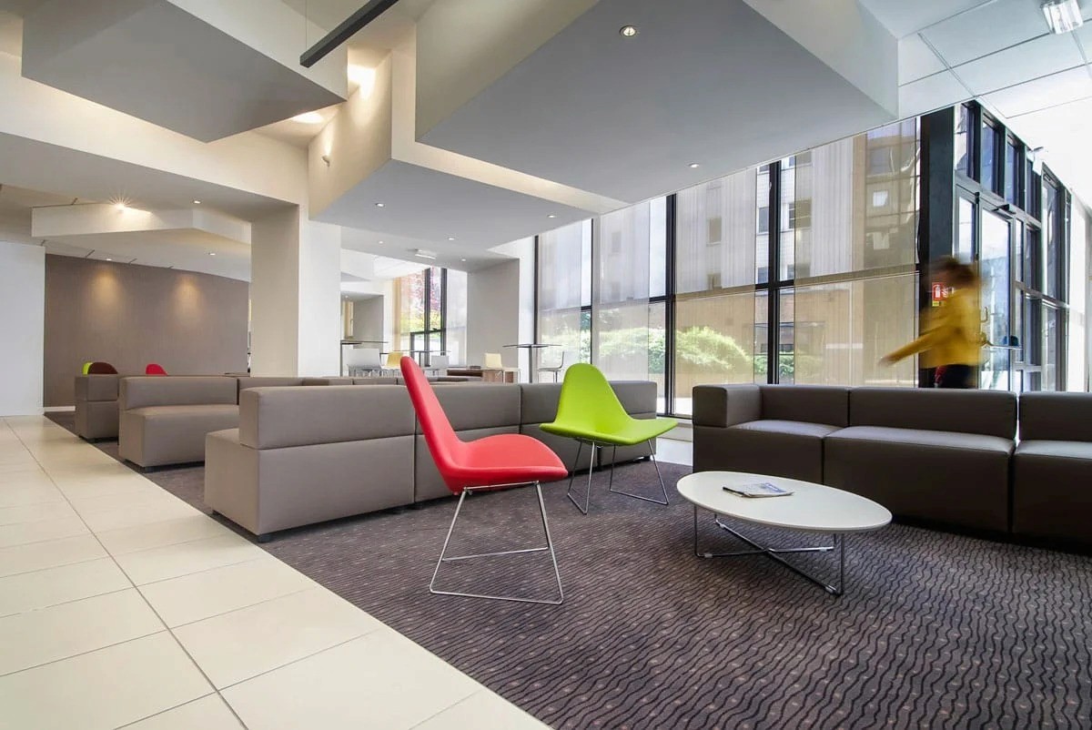 Salon d’hôtel moderne tons doux et rideaux clairs — photographe intérieur Lille Hauts de France | Anteale Yann Manac’h 2025