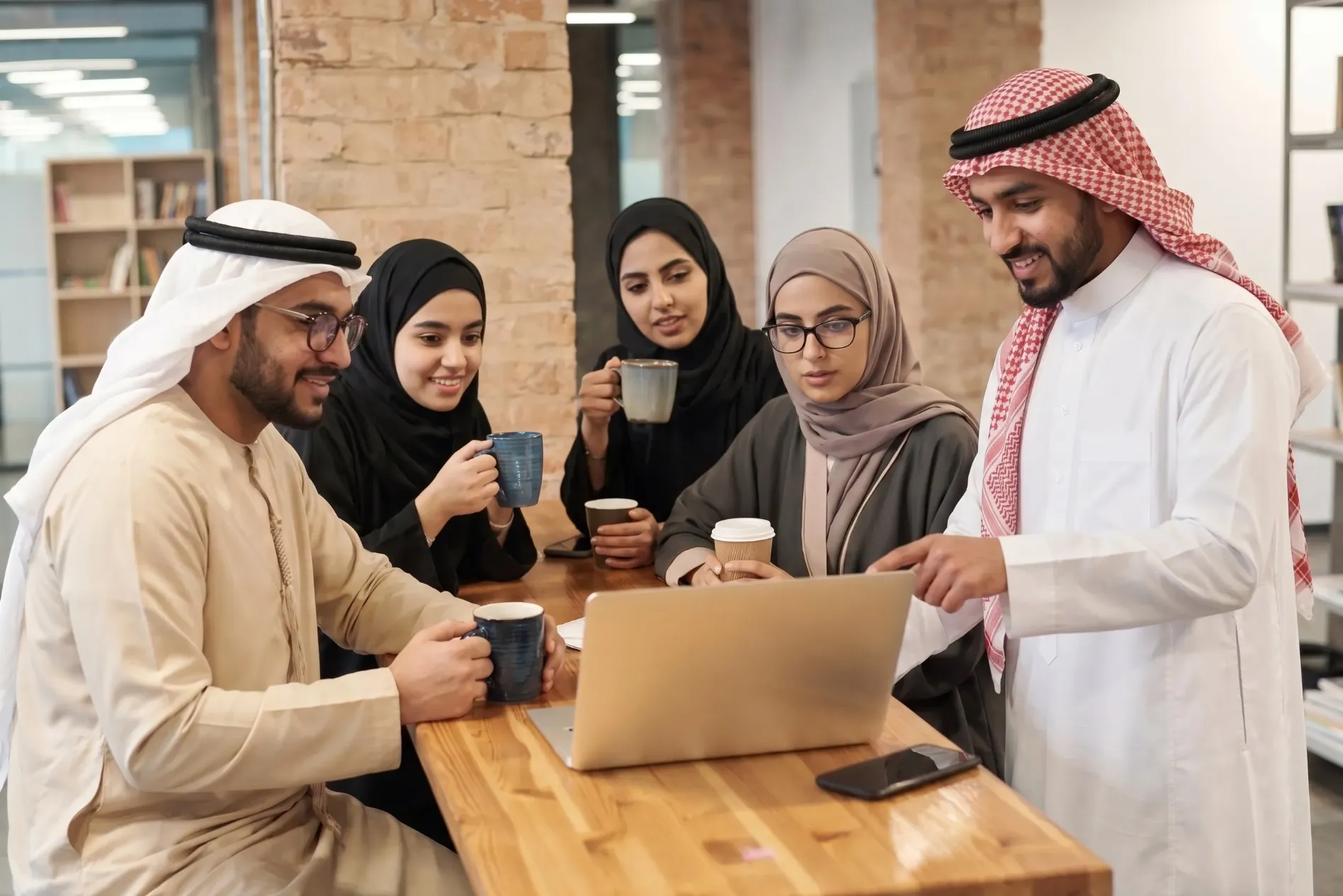 فريق يعمل على تطوير موقع حول حاسب محمول