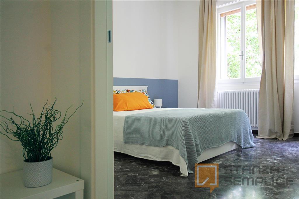 Stanza di 14 mq in Via De Giovanni, Bologna