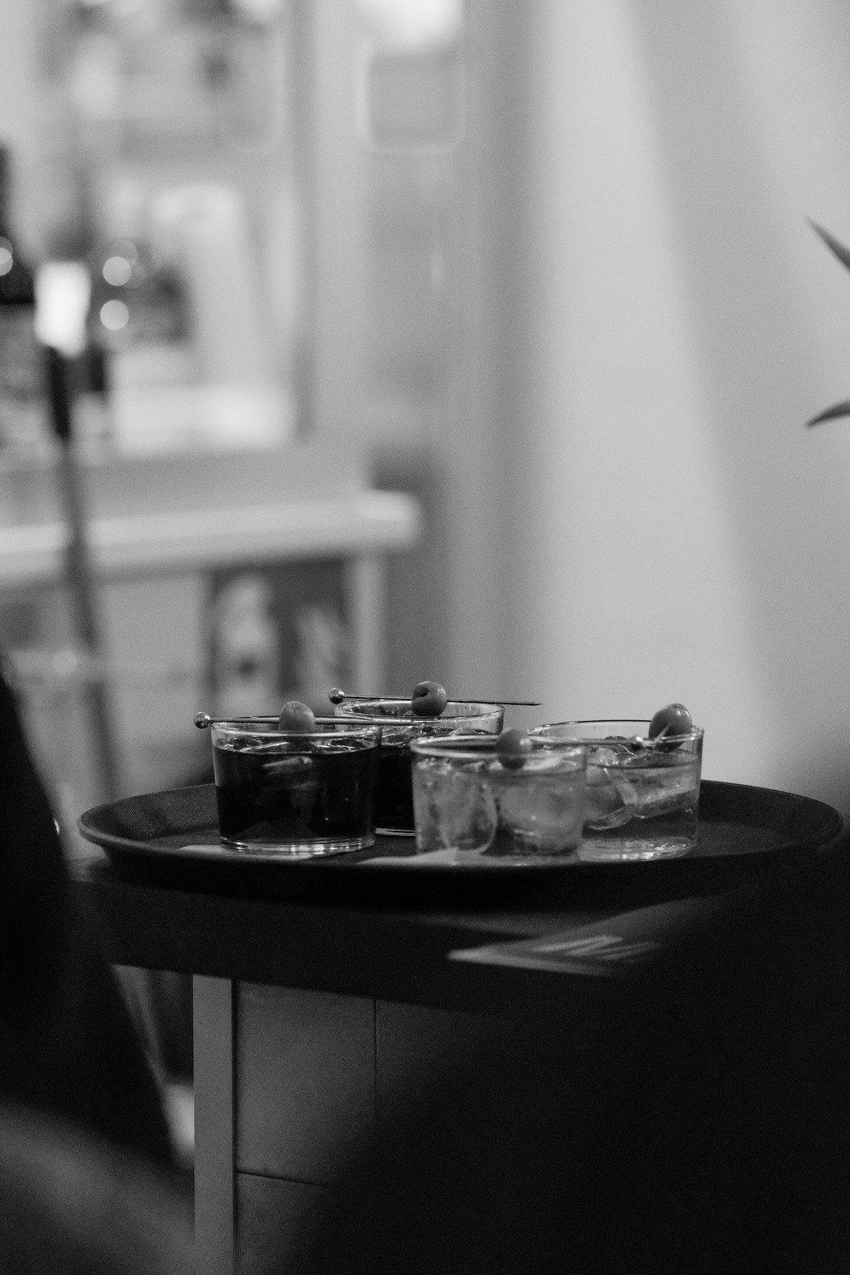 Vier Vermutgetränke stehen auf einem Tablet, bereit zum Servieren