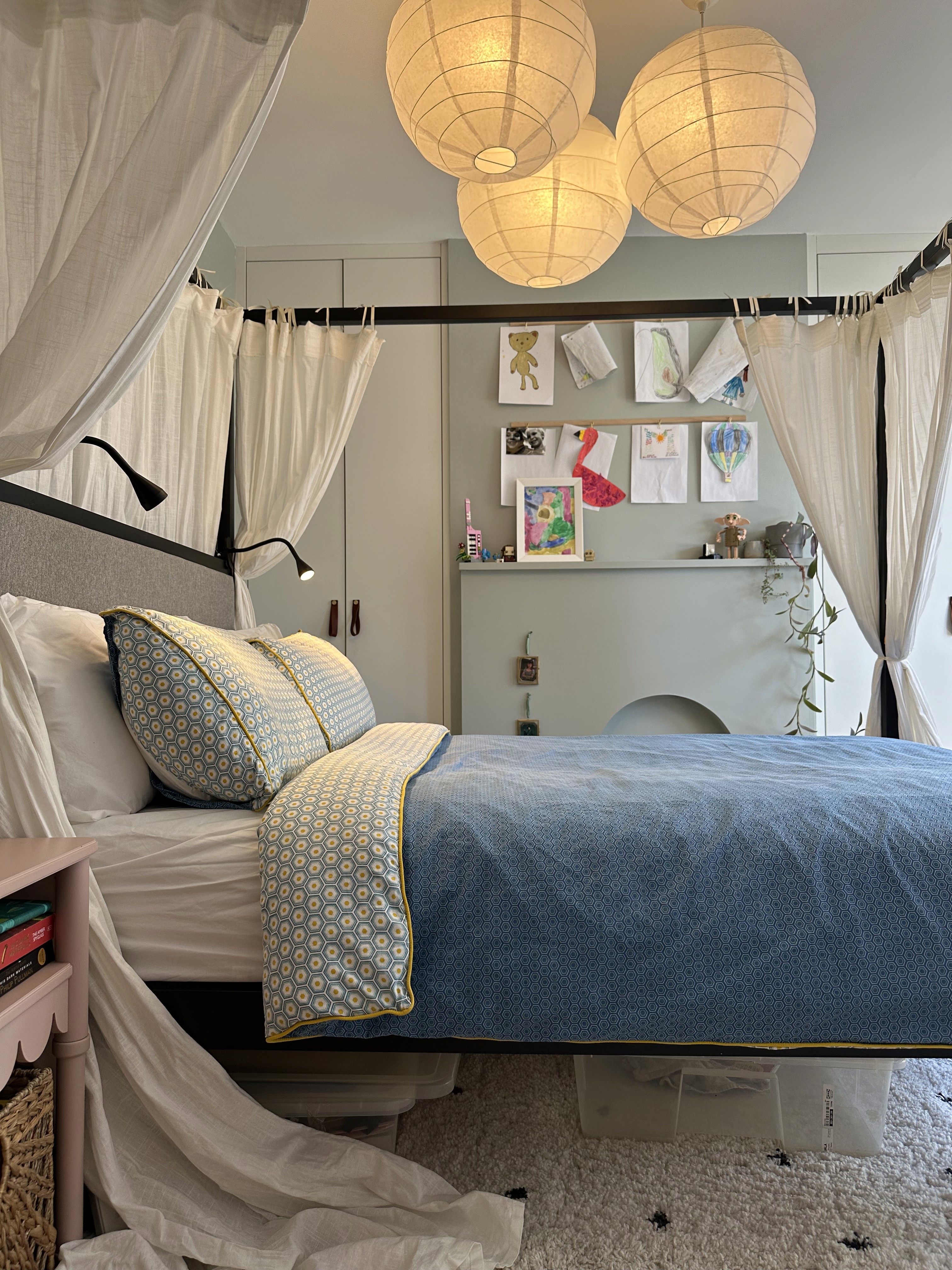 Canopy bed
