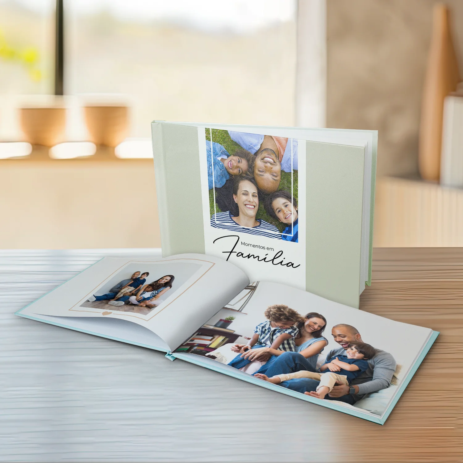 Pessoa segurando fotolivro com foto de mulher sorrindo ao ar livre, com a frase “Eu amo o Norte” escrita no canto da imagem