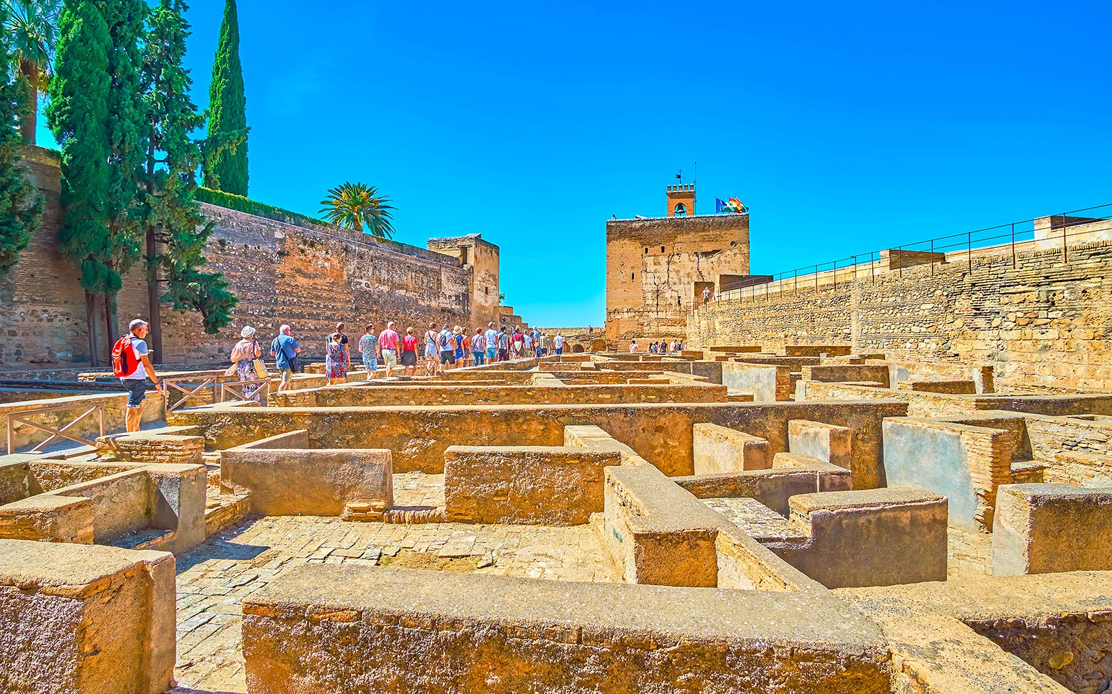 在西班牙格拉纳达，游客们正在导游带领下探索阿尔罕布拉宮的古老遗迹。