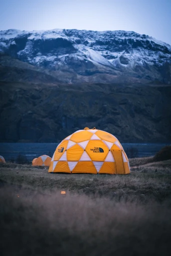 Vignette camp de base The North Face en Islande avec tentes géodésiques jaunes durant l’Athlete Summit Outdoor Perspectives