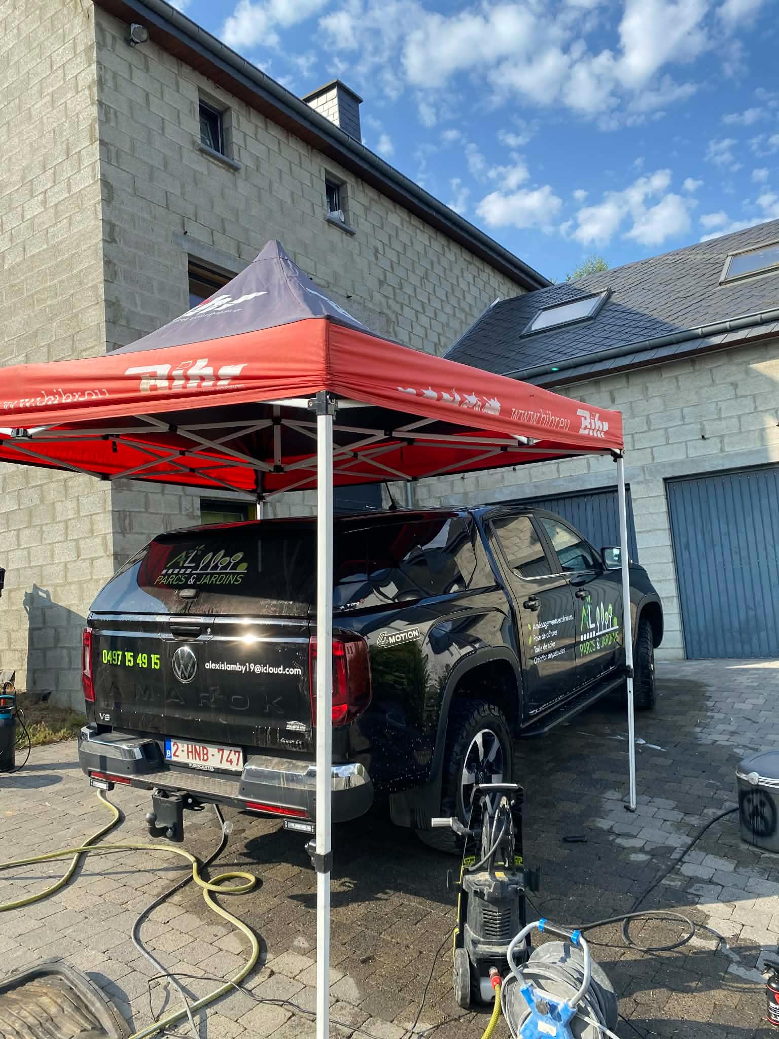 Carrosserie recouverte de mousse pendant un lavage extérieur premium