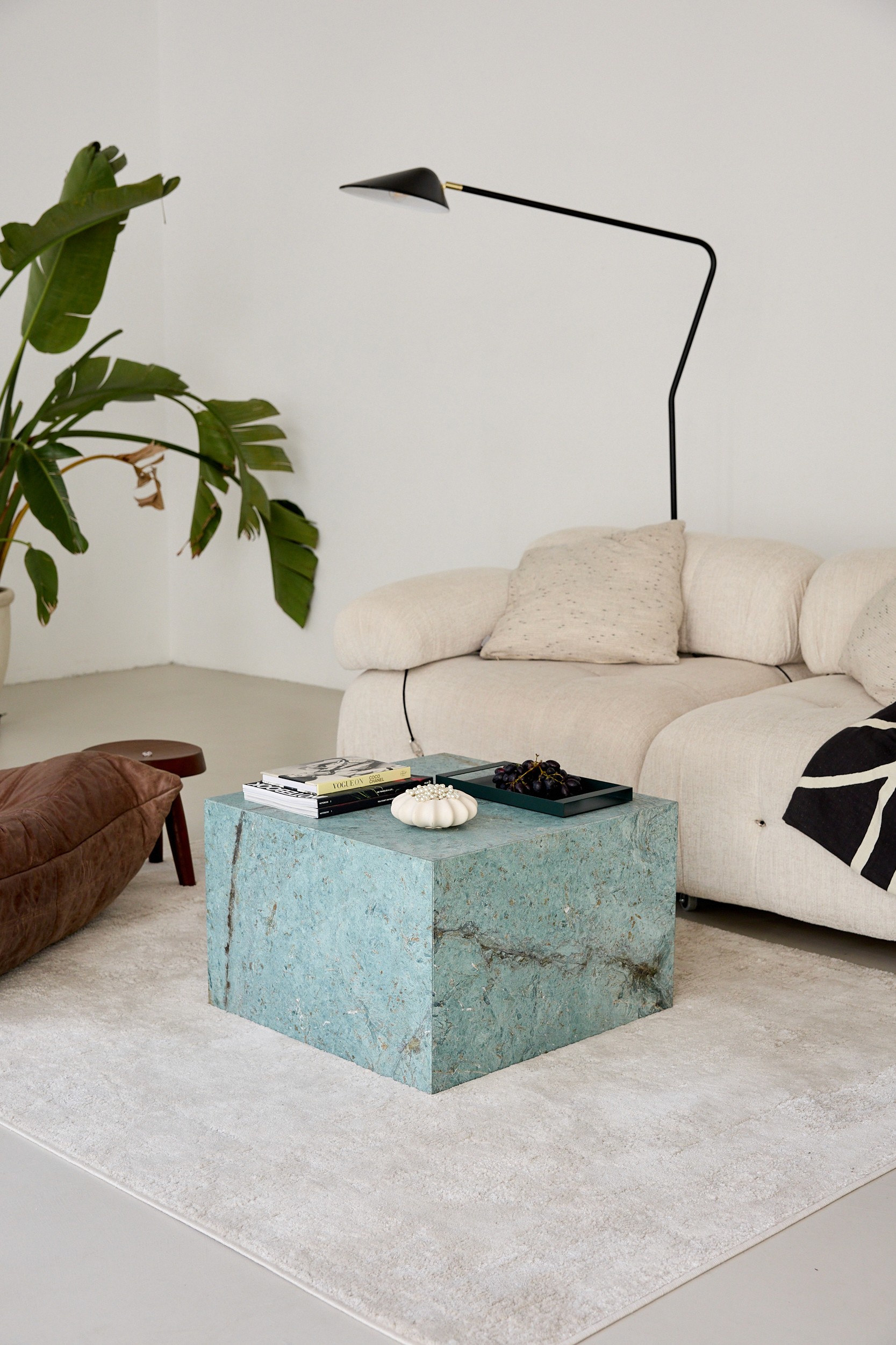 Wohnzimmer mit Couchtisch aus Verde Picasso Granit