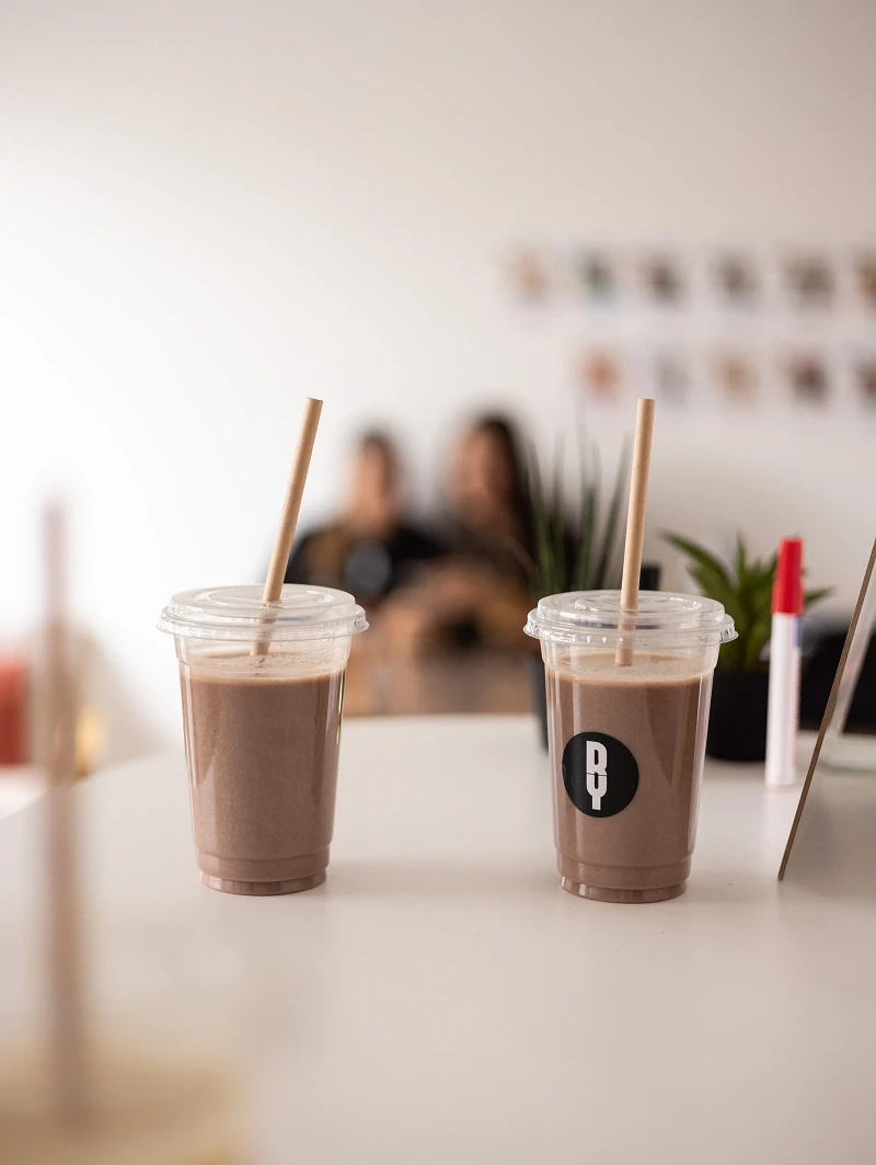 Deux boissons sont posées sur une table au Wellness Center