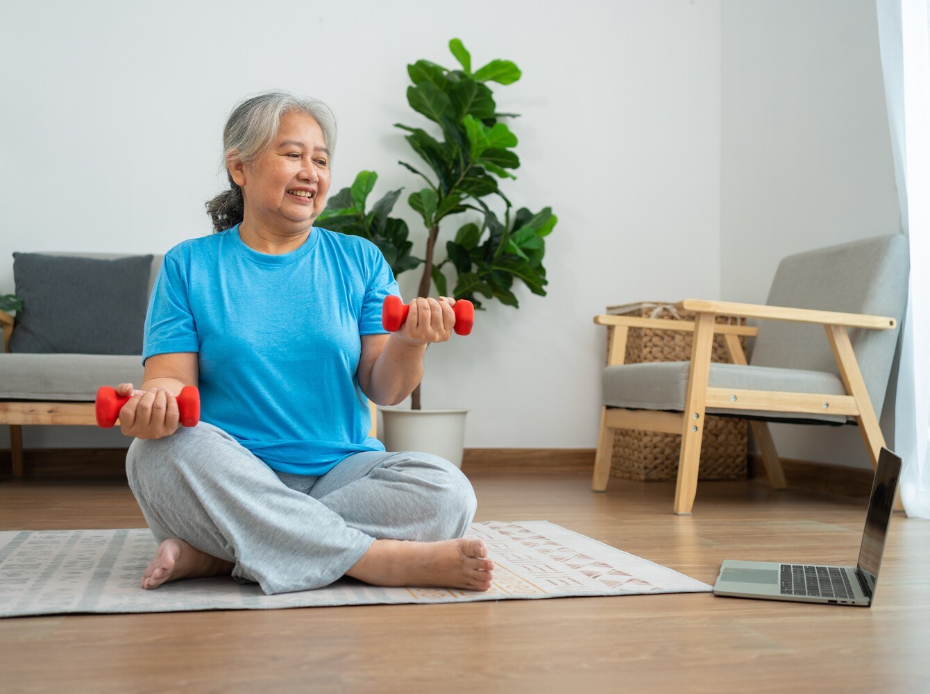 older woman following a low-impact weight loss exercise plan at home that’s easy on her joints