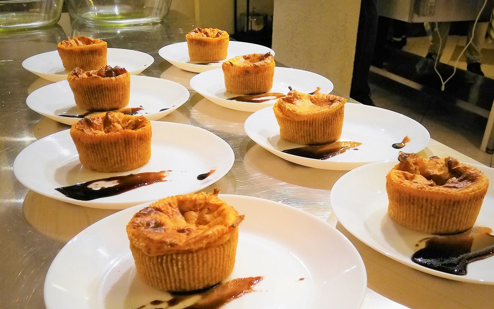 Bakverk på tallerkener tilberedt under en matlagingskurs i Firenze.