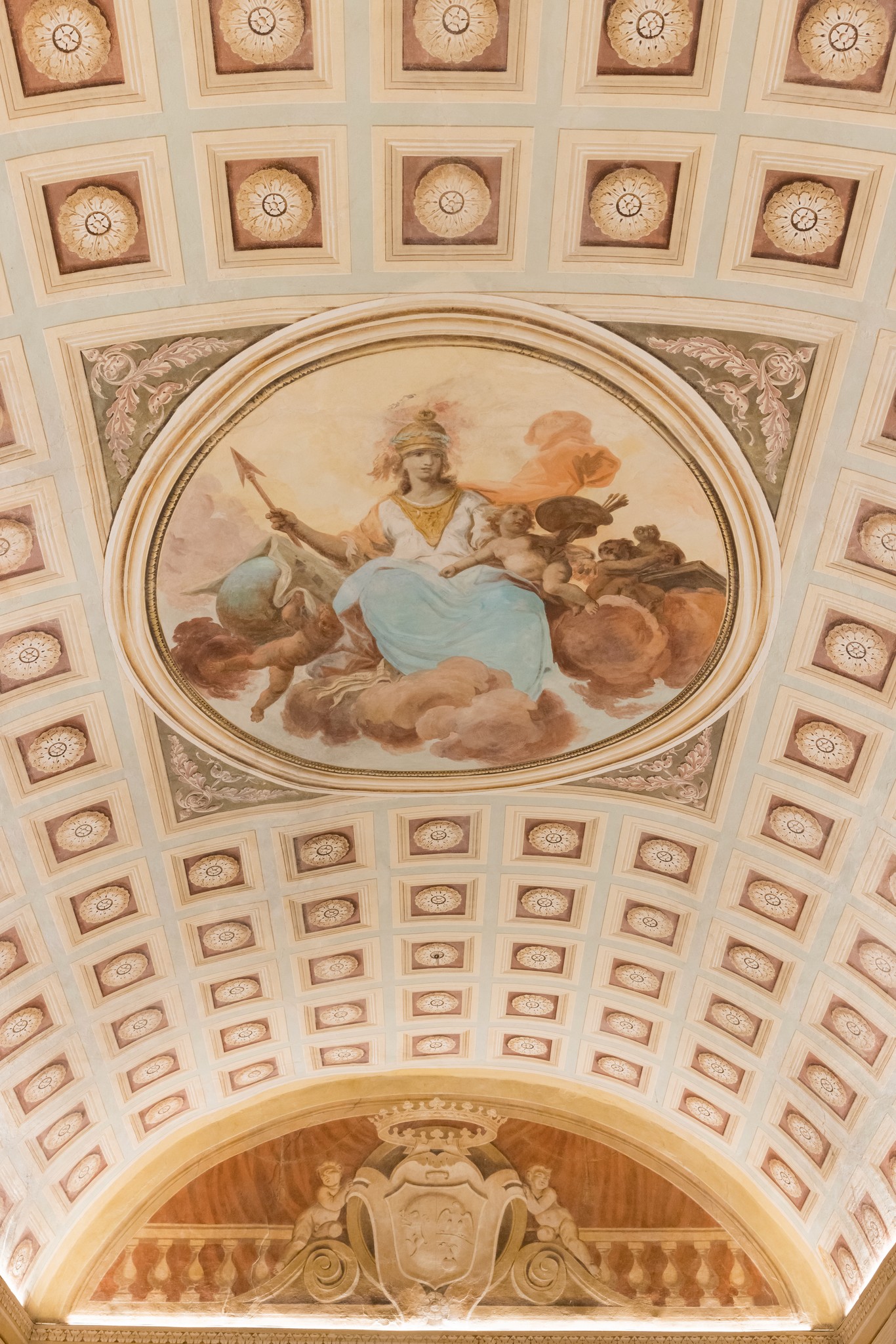 Affresco del soffitto a cassettoni di Villa Peroni Riva con figura allegorica centrale e decorazioni geometriche in stucco