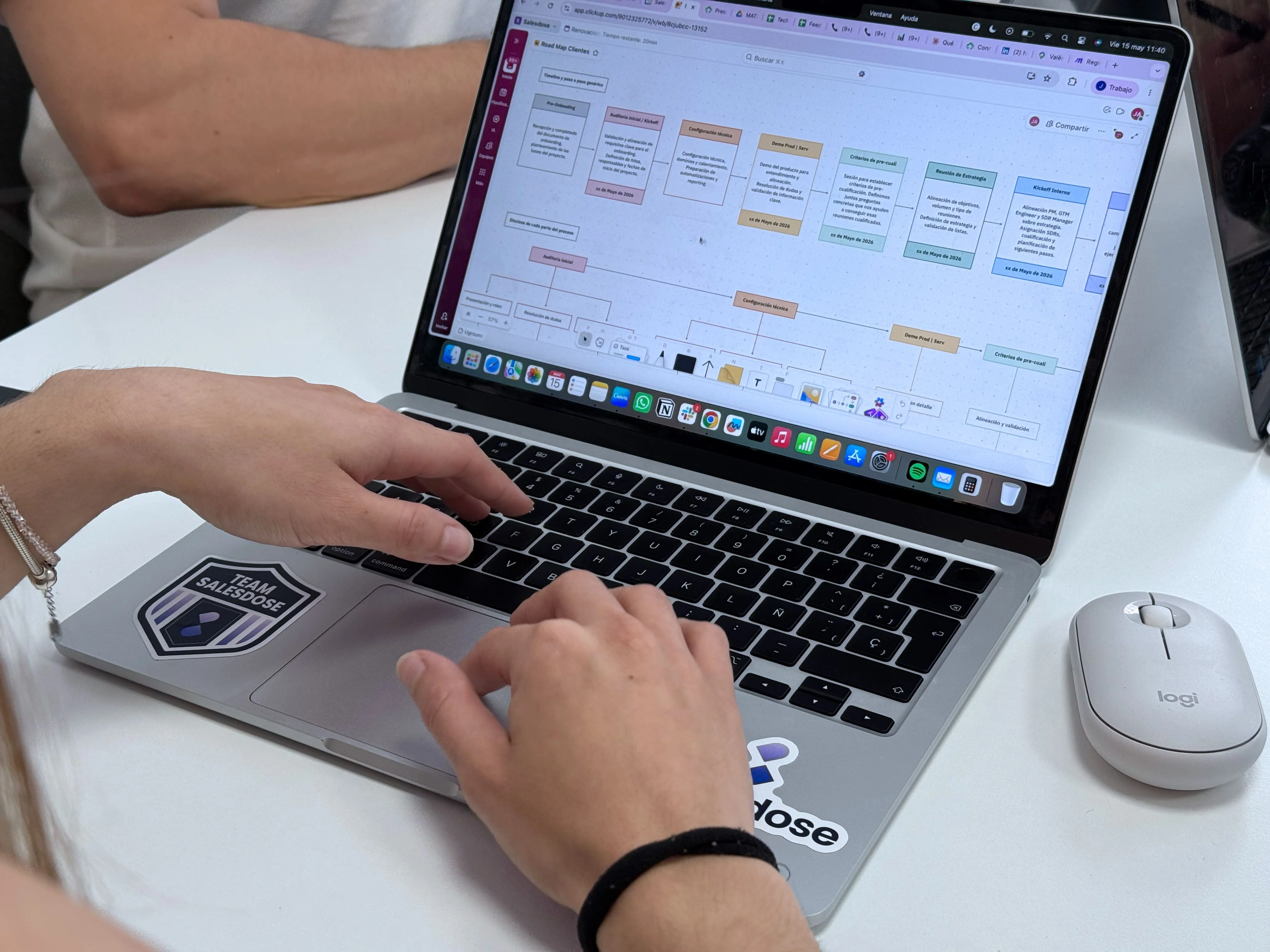 Un calendario con timeline del progetto che definiscono le fasi del processo