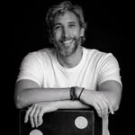 Retrato en blanco y negro de Nano Lamberti, emprendedor y referente en negocios digitales y marca personal.