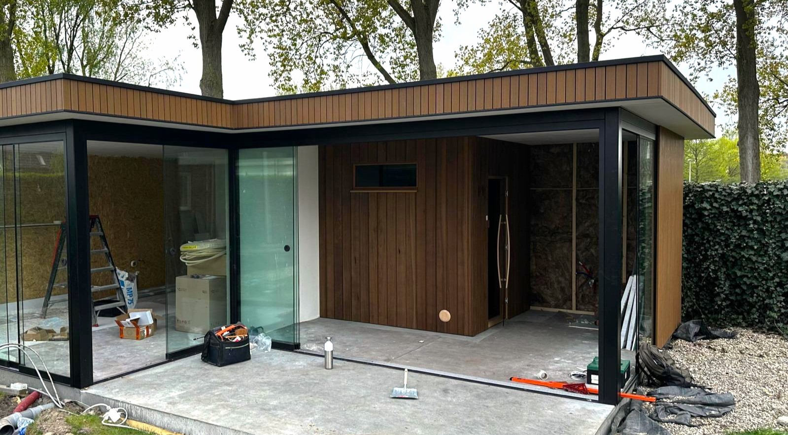 Exterieur van de STOOMR sauna bij zonsondergang