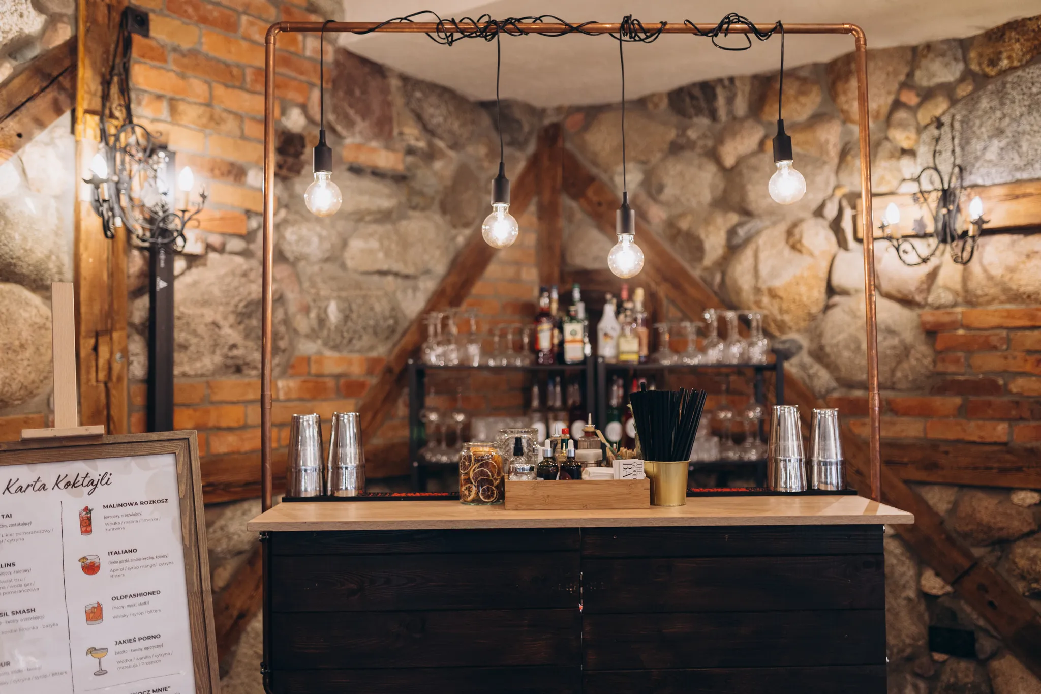 Nowoczesne atrakcje weselne – barman na mobilnym barze.