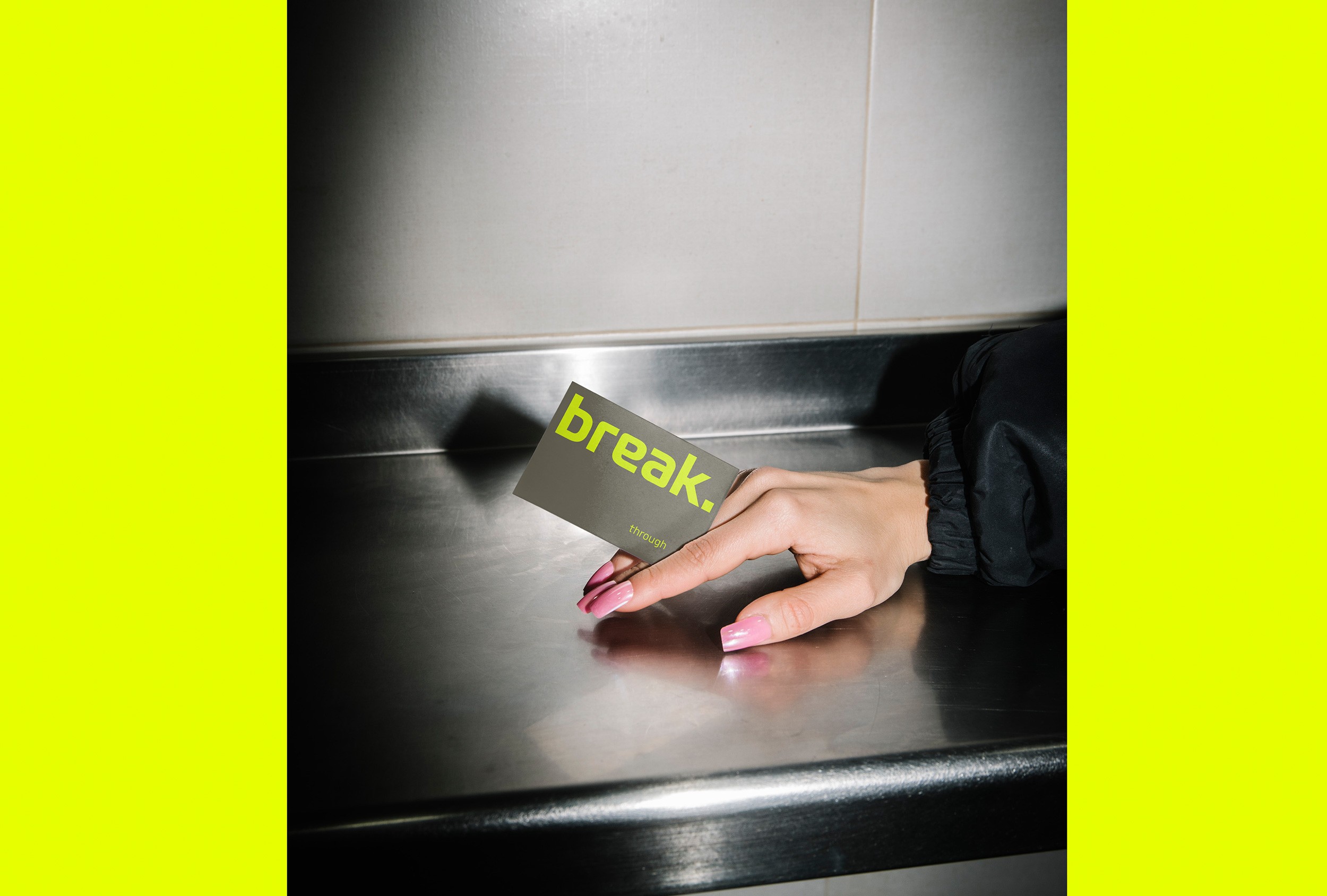 Fotografie eines physischen Raums, der mit Break Media Branding-Elementen gestaltet wurde, wie z.B. Wandgrafiken oder Beschilderungen.