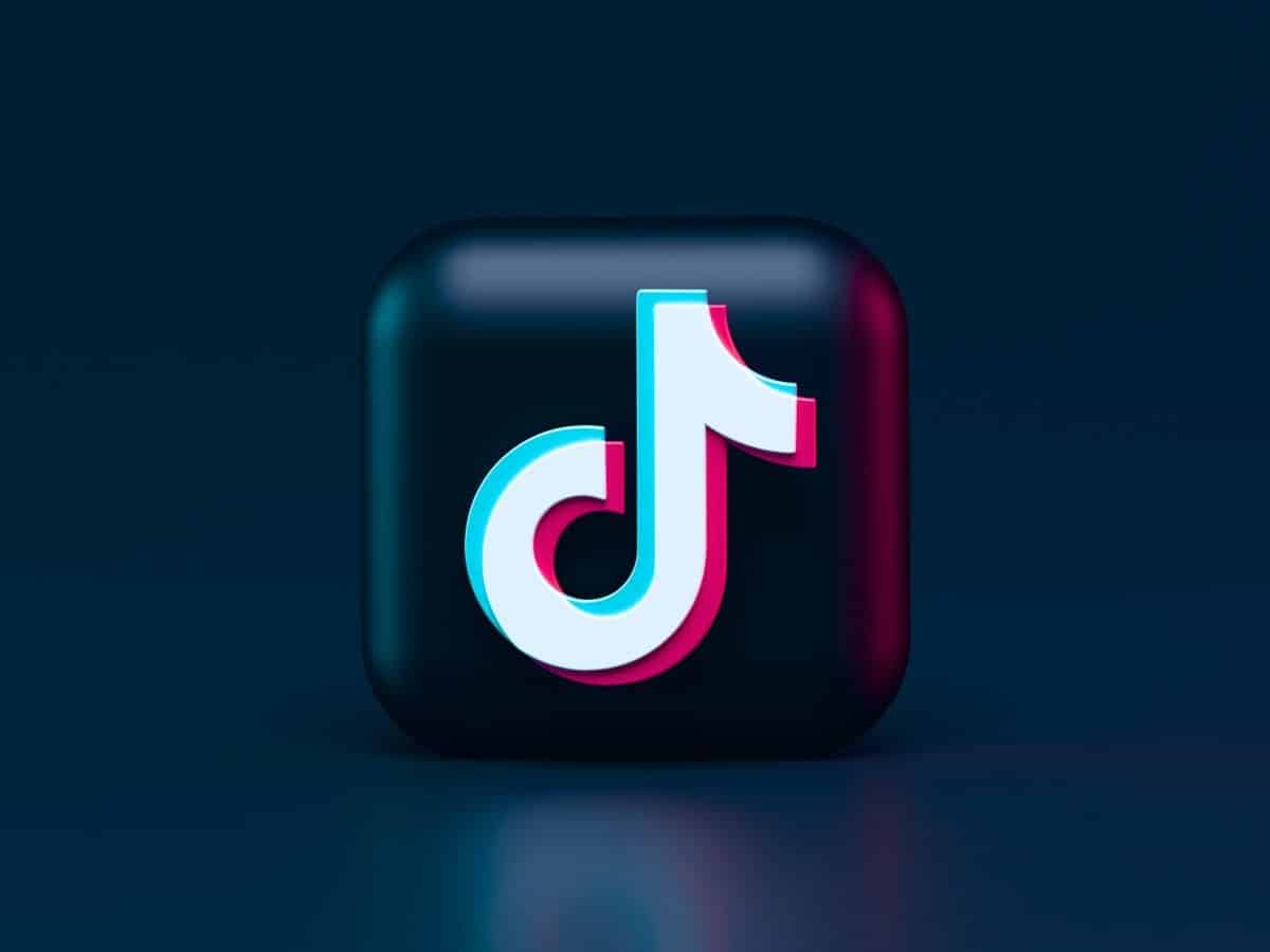 3D TikTok app icon on a dark blue background, cover for adding the TikTok pixel to Shopify