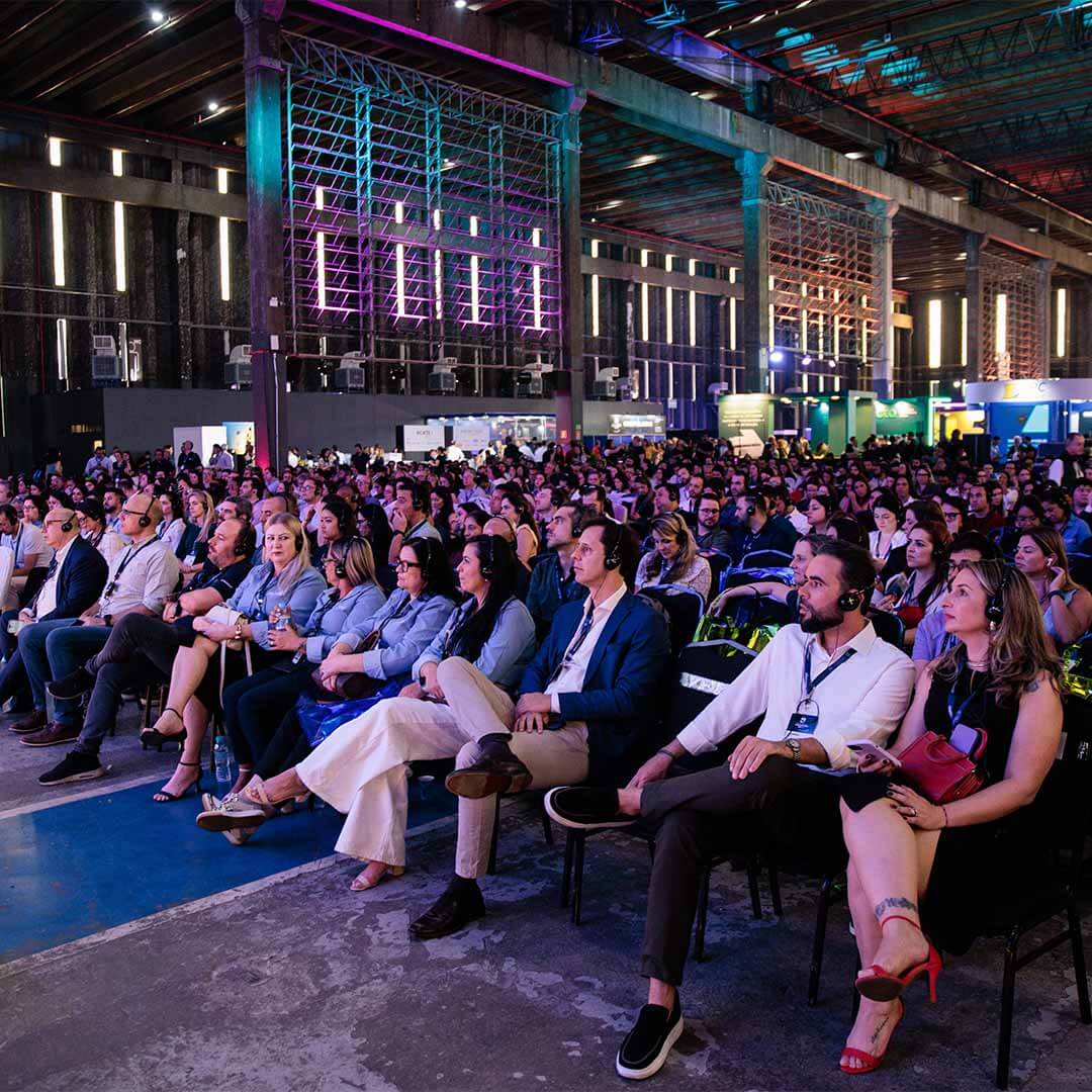 Arena principal lotada durante sessão de conteúdo no CMS FI 2025