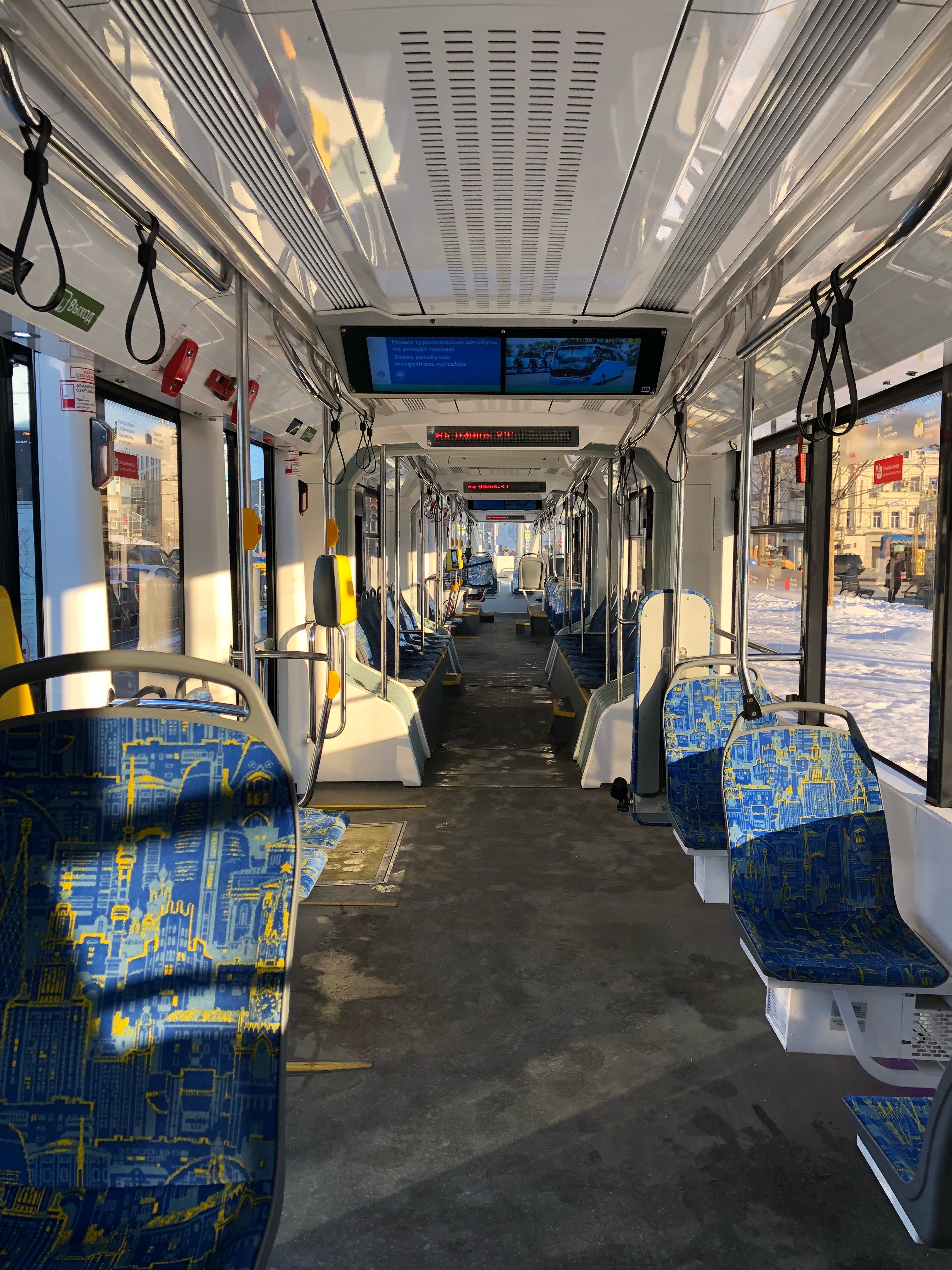 Busreinigung in der Schweiz mit gründlicher Innenraum- und Sitzreinigung für hygienische Fahrzeuginnenräume