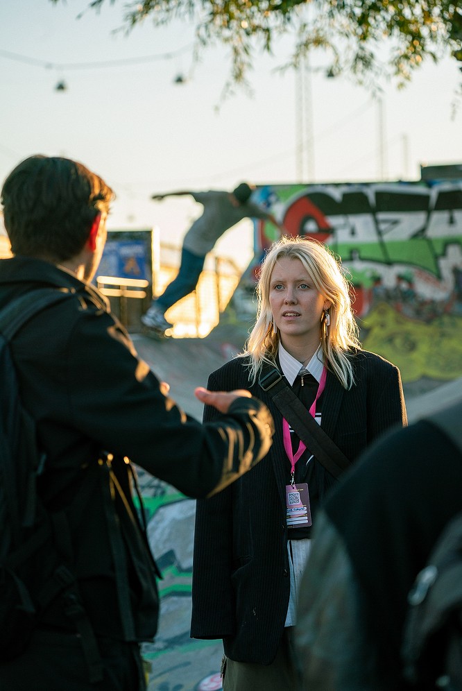 Billede af ung kulturskaber i samtale.