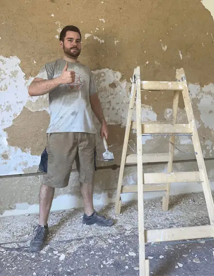Bojler szerelési kivitelező egy létra mellett
