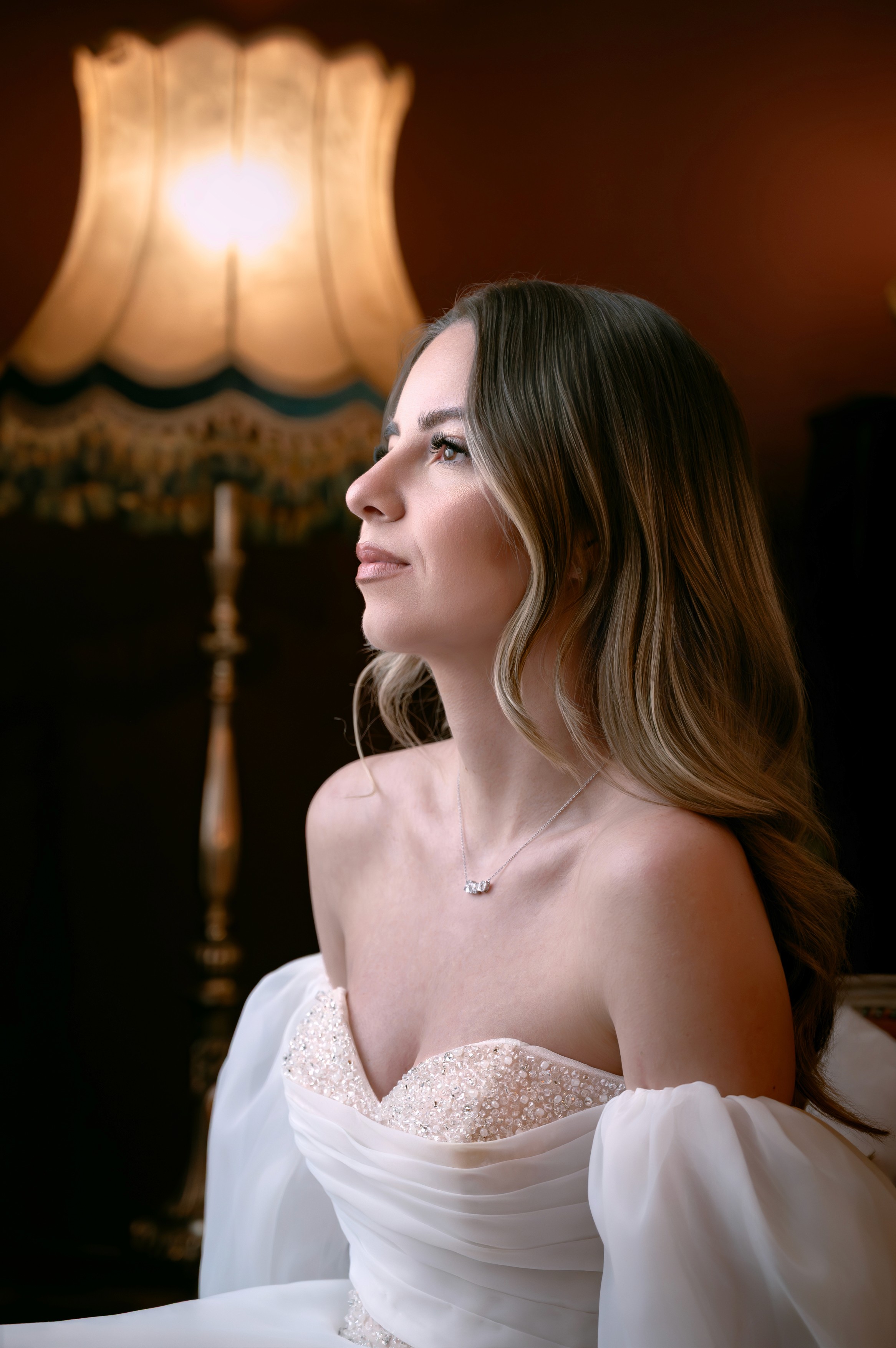 Portret elegant al miresei în profil, lumină naturală, fotografie editorială de nuntă Radu Iordan