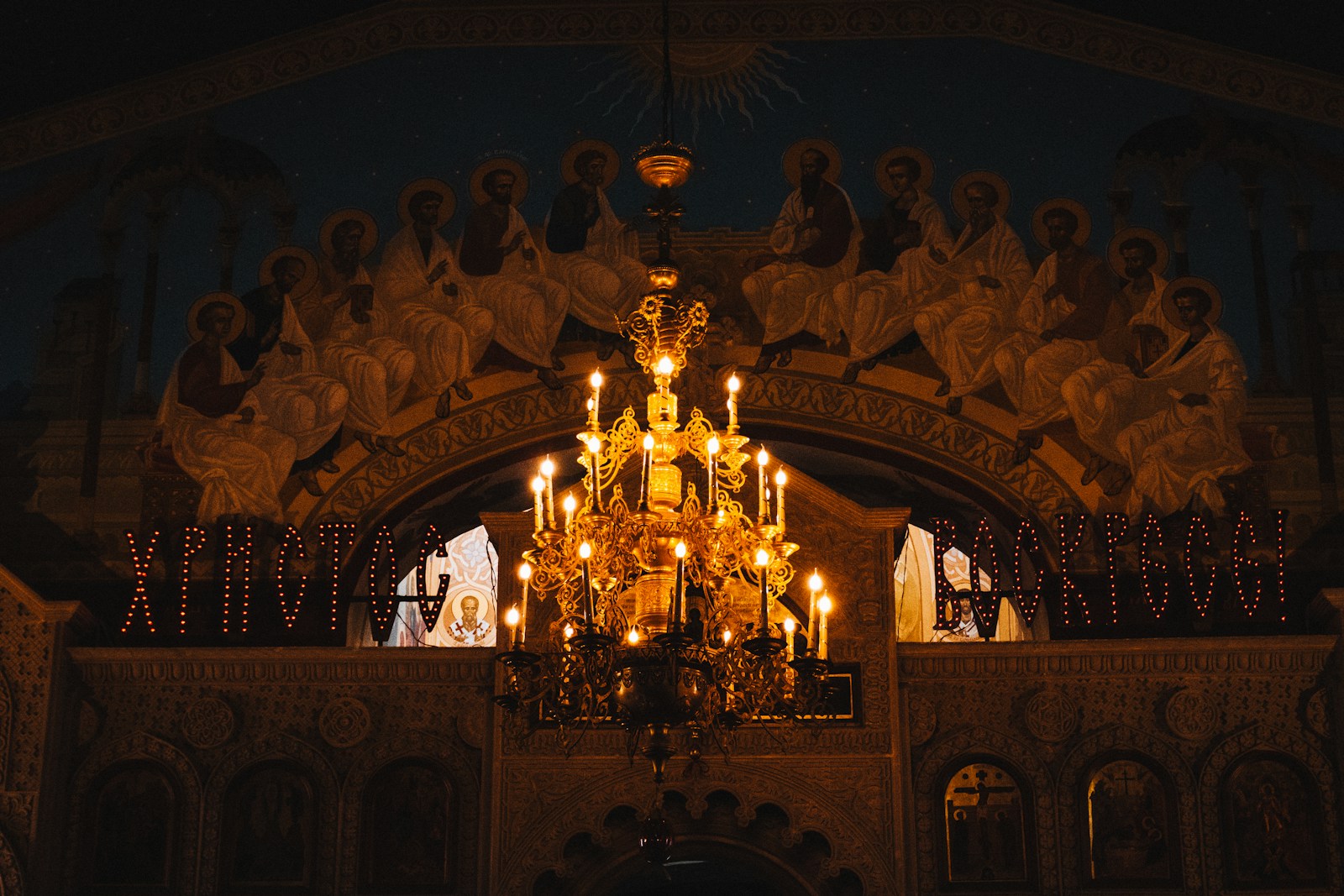 Interior de biserică în timpul rugăciunii