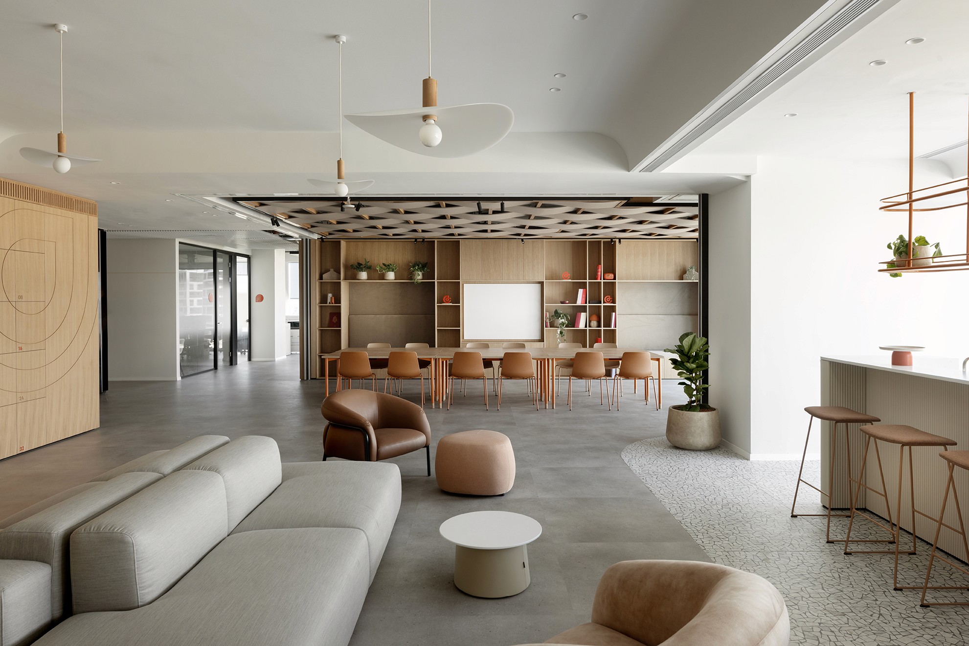 מקסימום פונקציונליות: ריהוט ותכנון חכם המאפשרים לחלל "ללבוש ולפשוט צורה" ולהפוך מאזור התכנסות לאזורי עבודה פרטיים