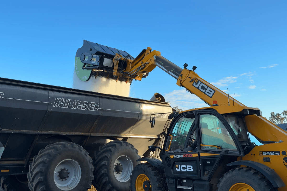 FlipScreen attachment on a JCB Telehandler