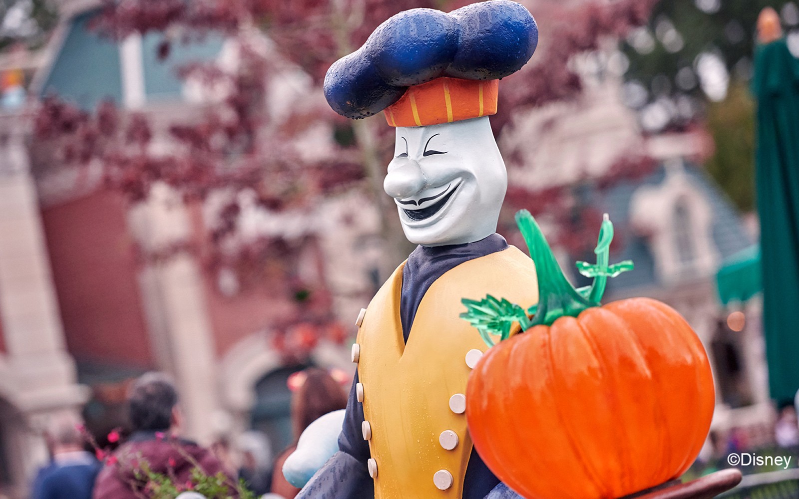 Statue af en kok med et græskar i Disneyland Paris.