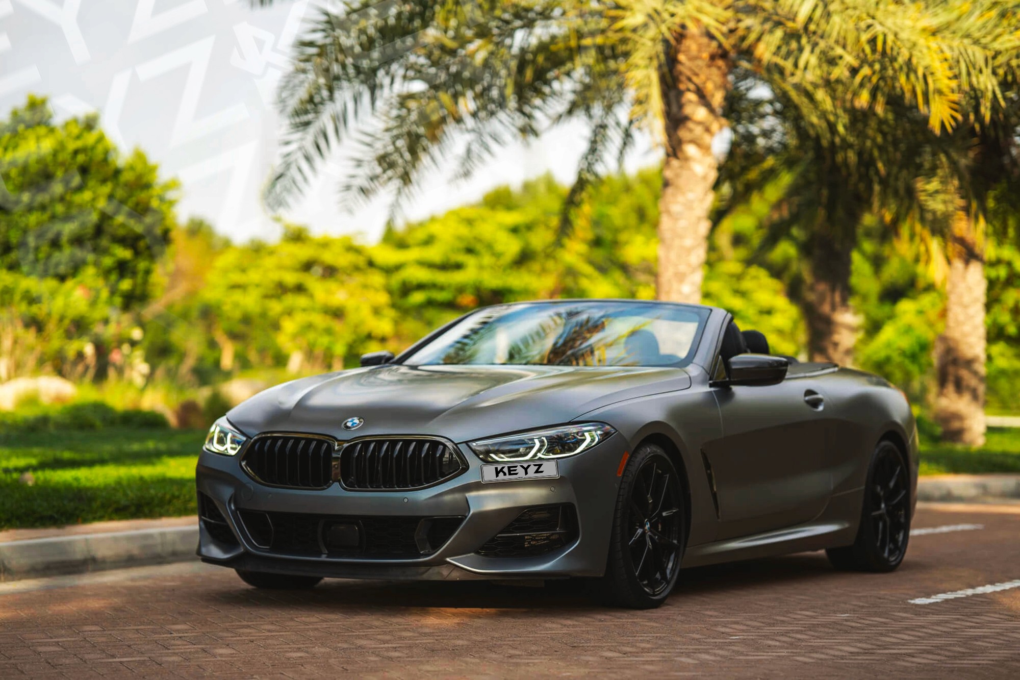 Vue extérieure BMW M850i Cabriolet Gris – Location Sportive à Dubaï | Keyz Rent