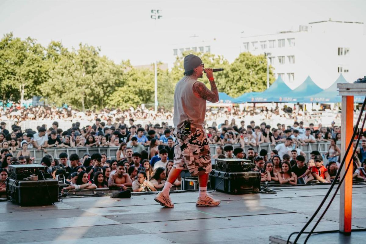 © Young Cister en Puro Latino Madrid 2026 · Redes