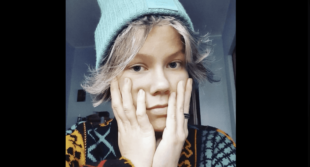 plakat 20 inicjatywy zdjęcia grupowego, napis namalowany pędzlem, informacje na karteczce memo oraz poprzednie zdjęcia przedstawione w formie wieży