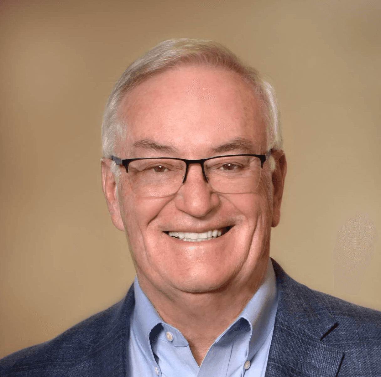 man wearing black shirt